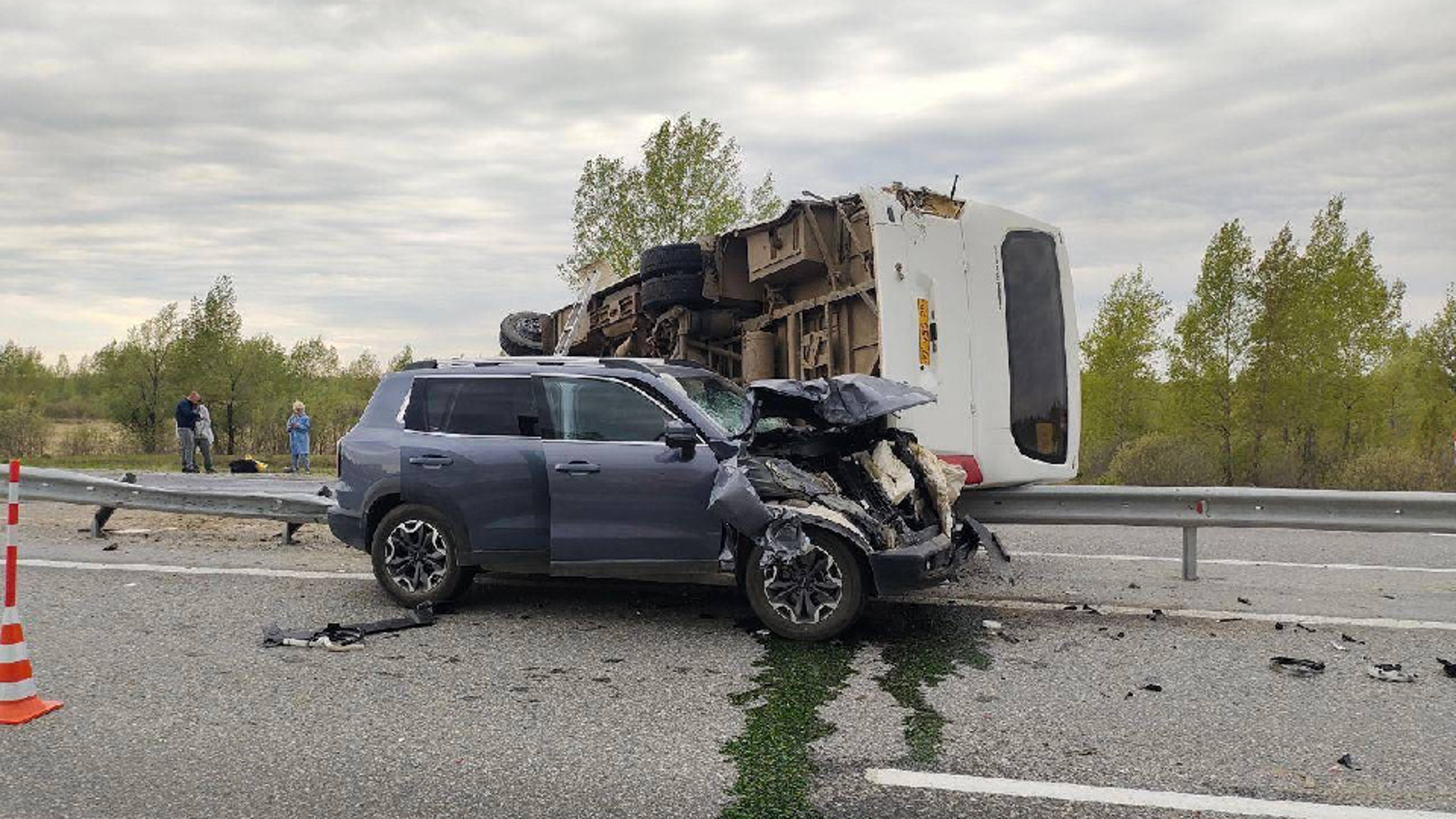 Пассажирский автобус попал в аварию на трассе в Тюменской области