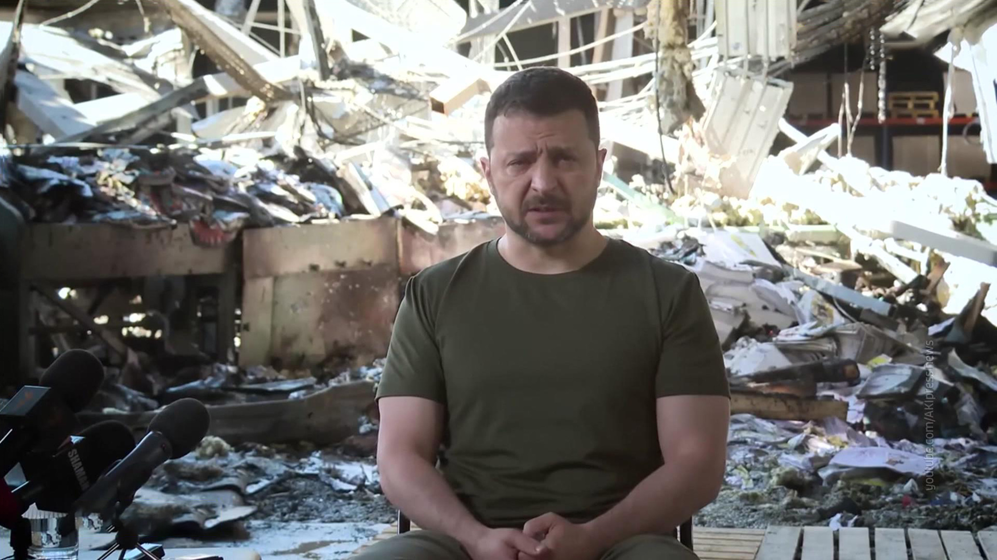 Запад хочет победить Россию военным путем, но чужими руками