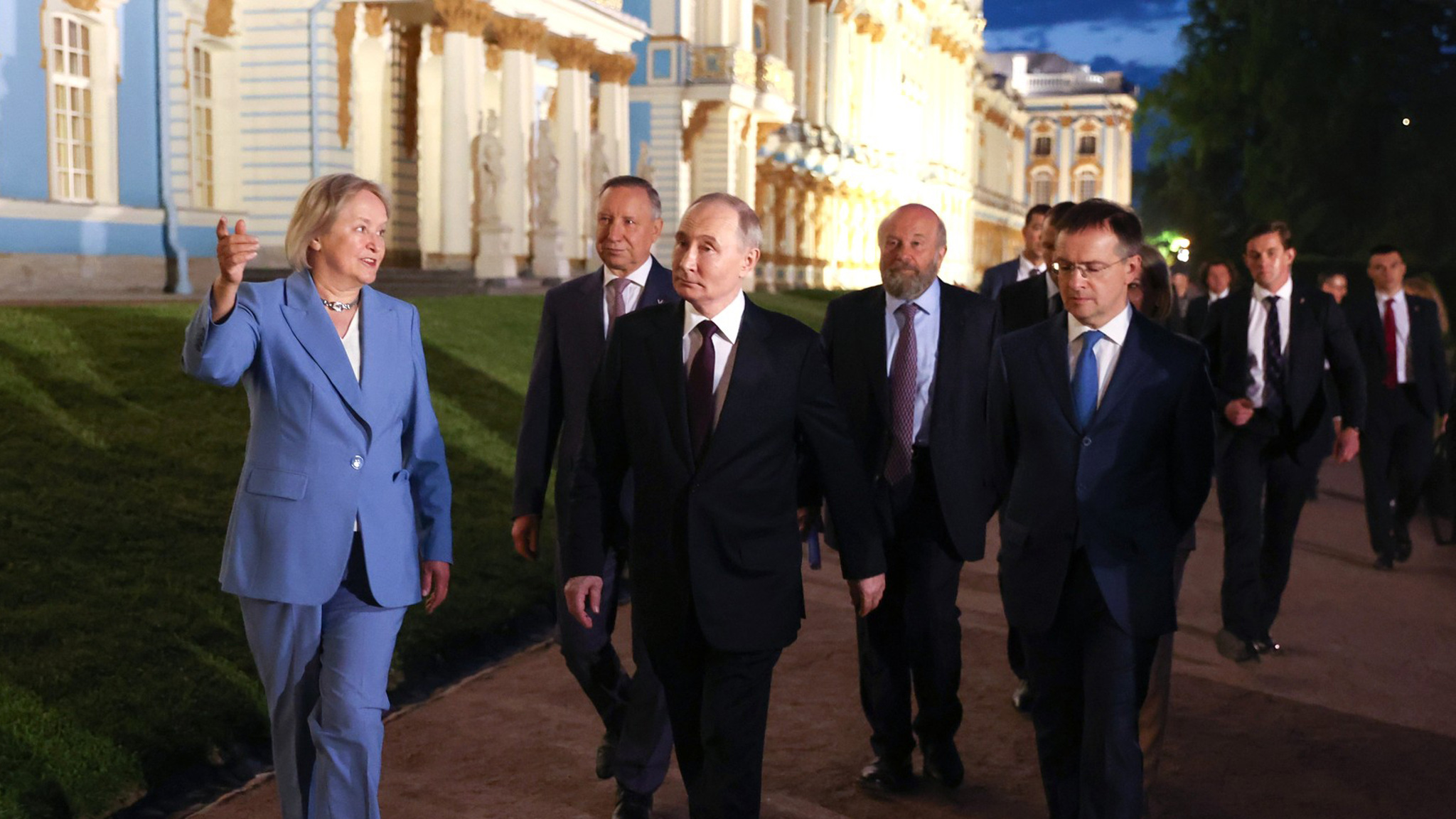 Президенту провели экскурсию по обновленным залам Царскосельского лицея