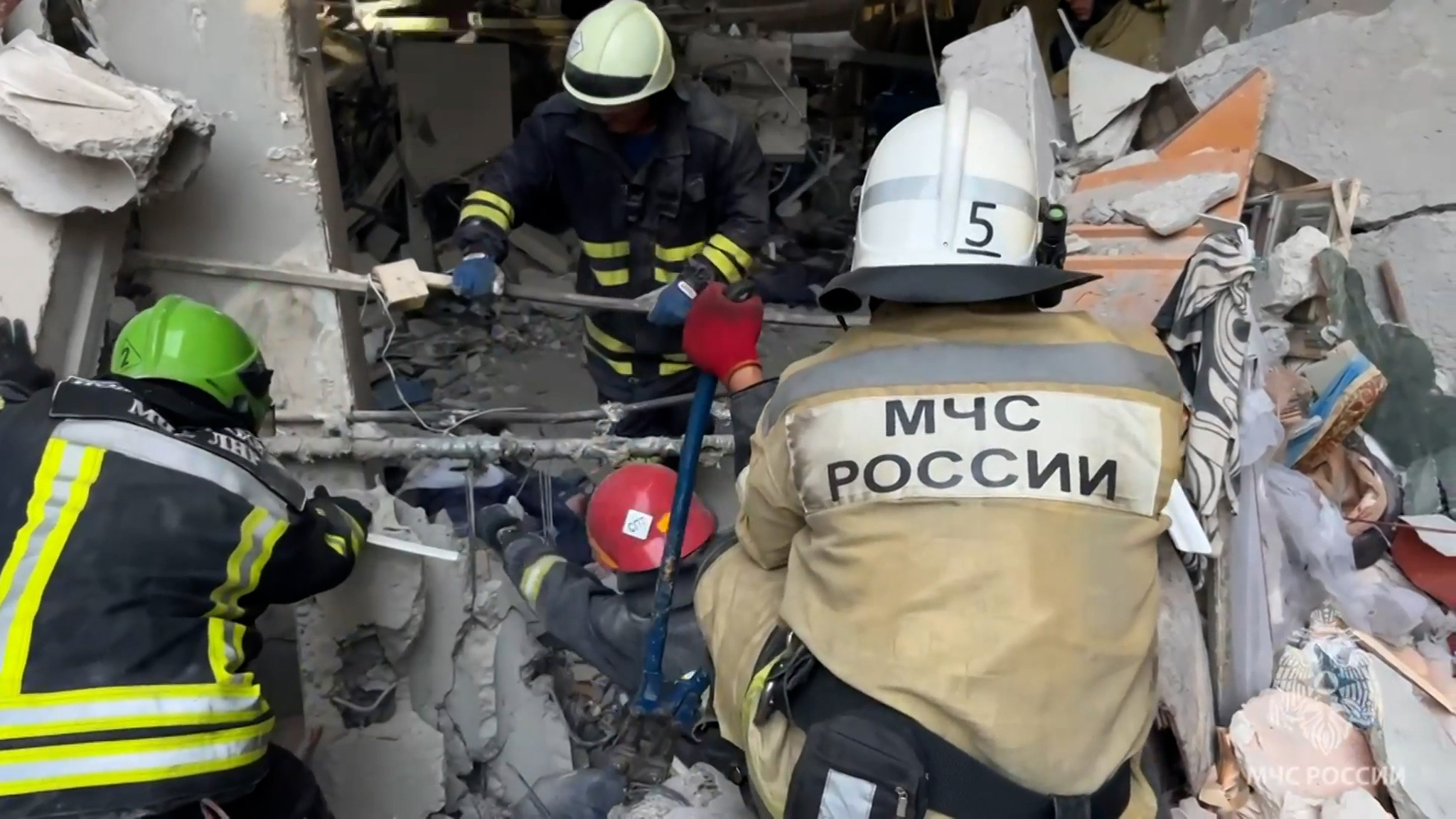 Спасатели продолжают разбирать завалы в Луганске после удара ВСУ