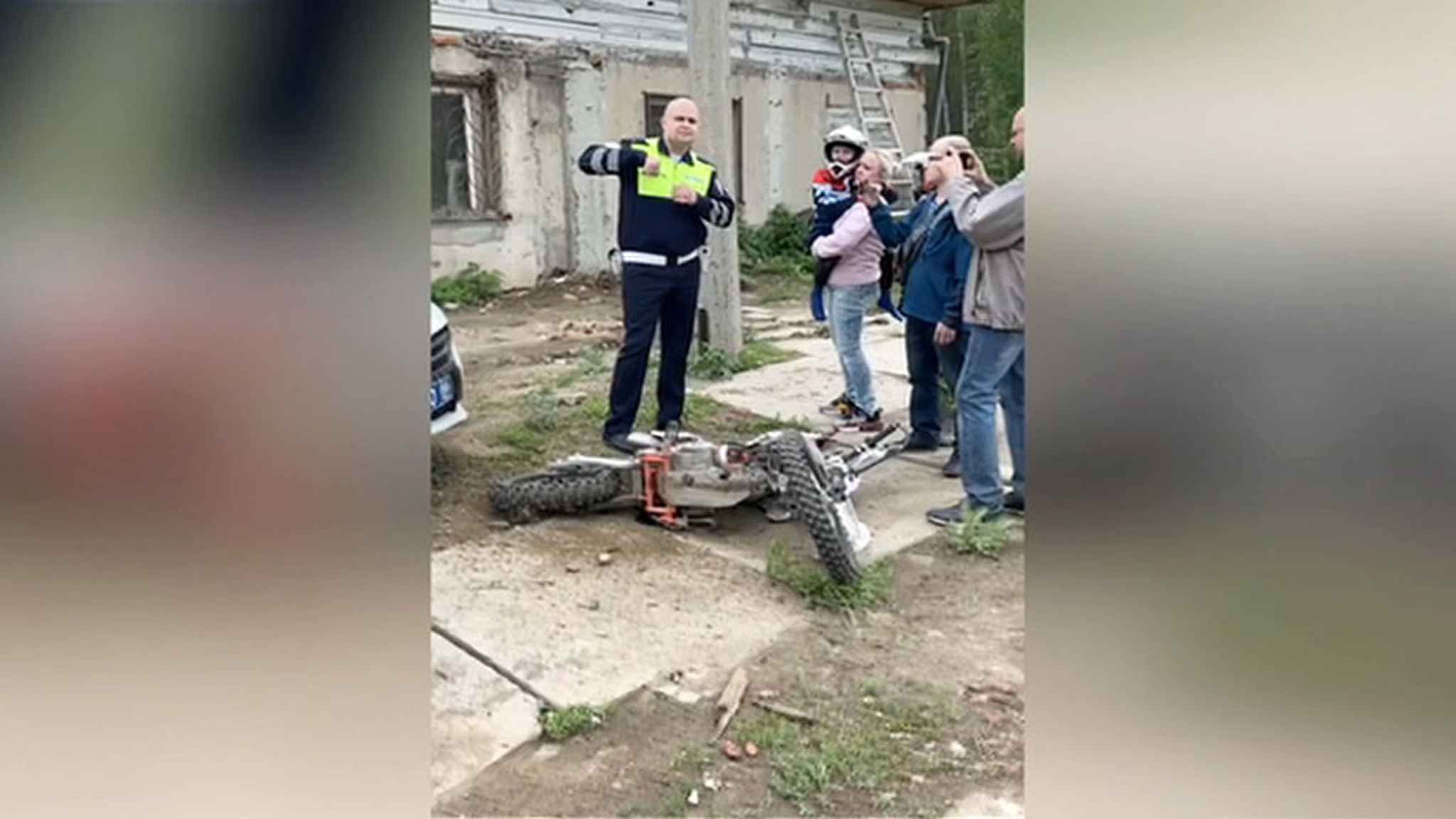Подростки на питбайке пострадали после преследования экипажем ГИБДД