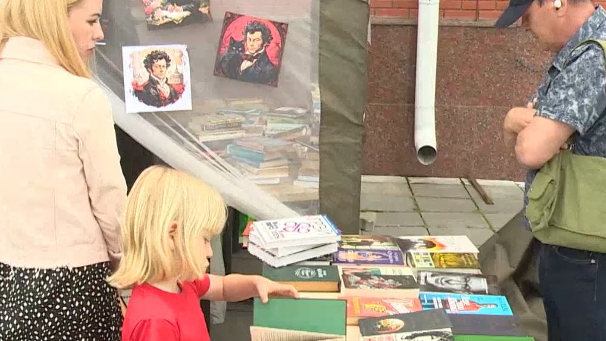 Жители Марий Эл поделились книгами для благотворительной ярмарки