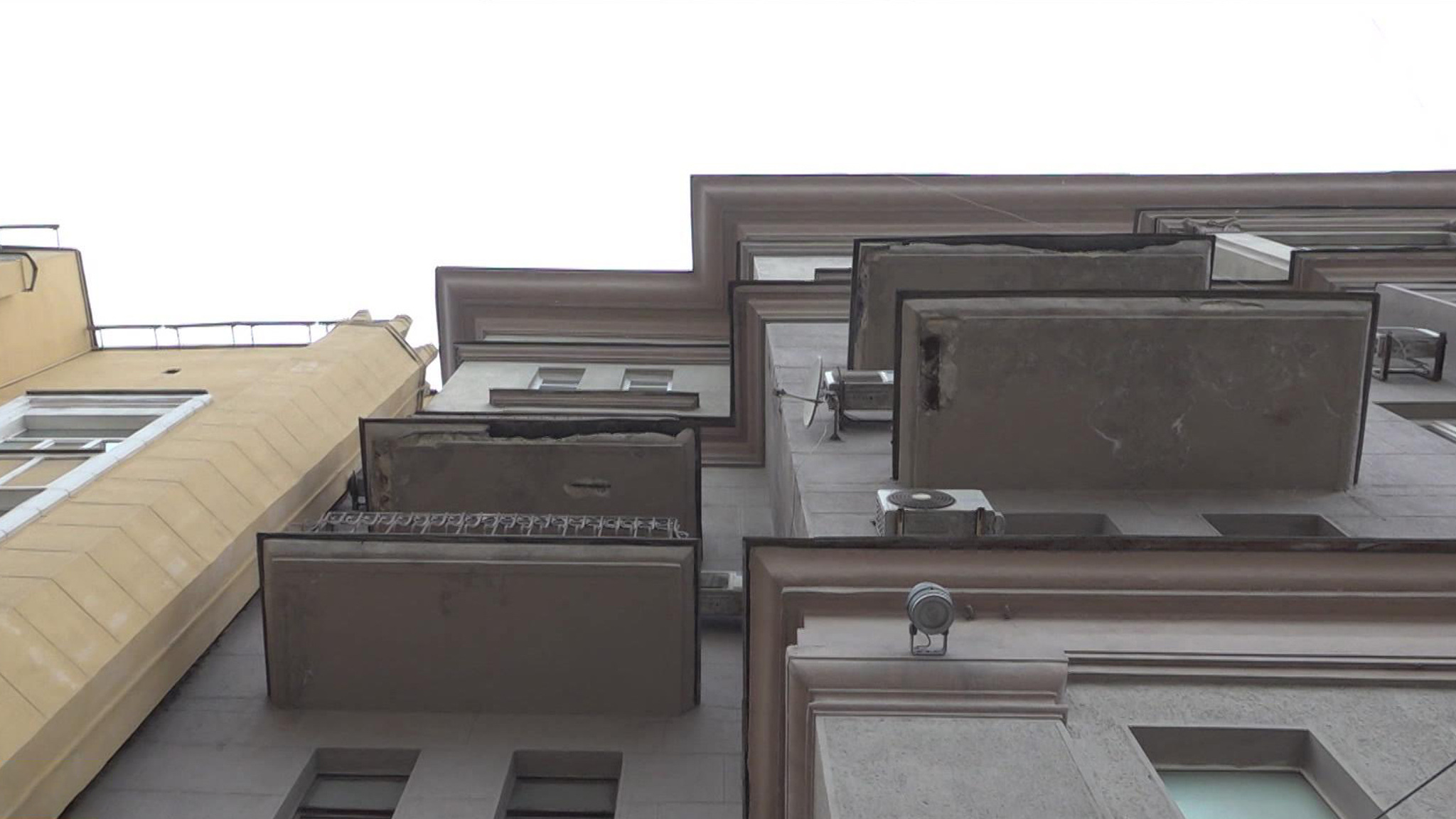 Москвичка пострадала от рухнувшей облицовки балкона