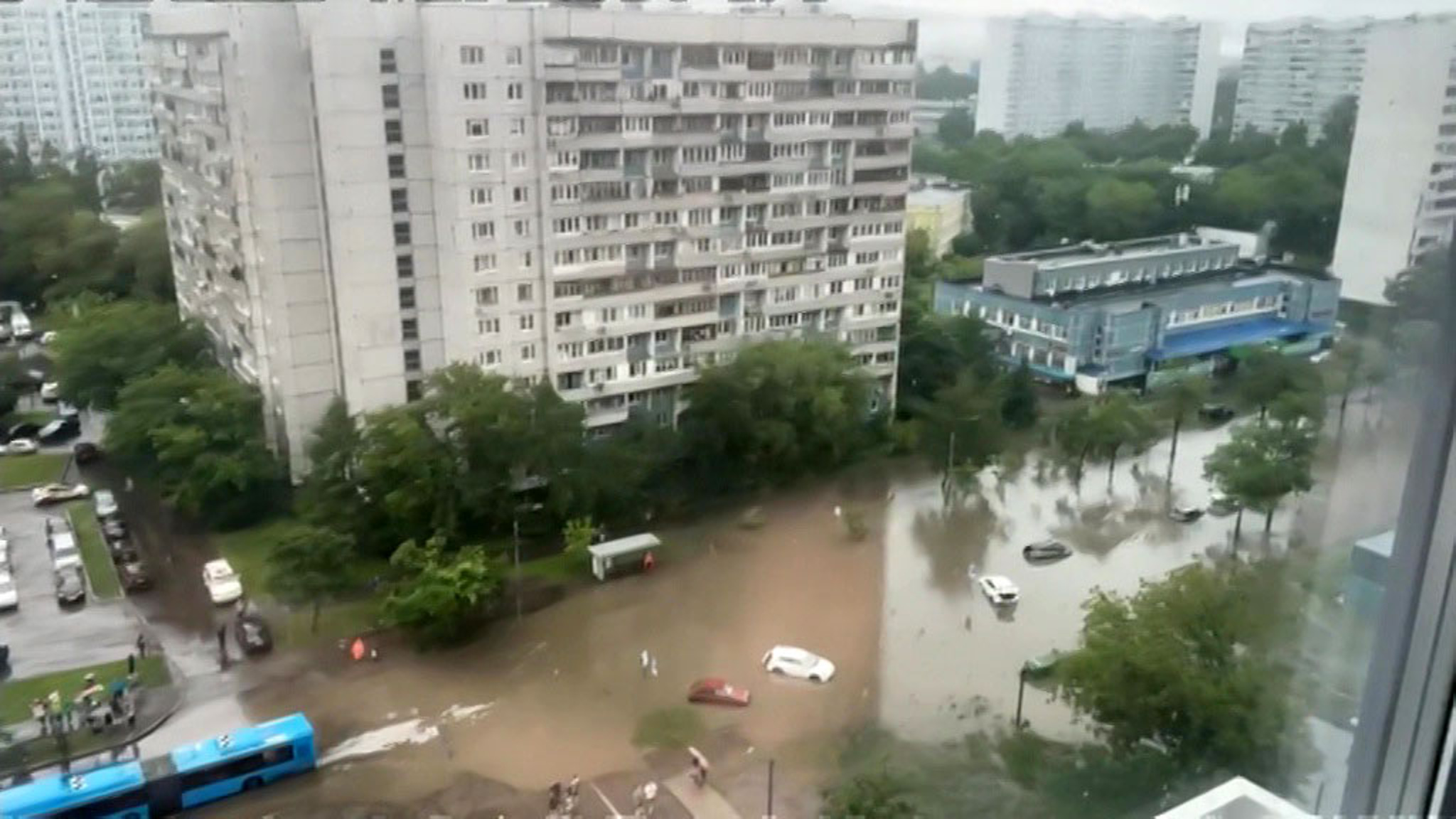 Очередной ливень в Москве затопил парковки и остановил метро