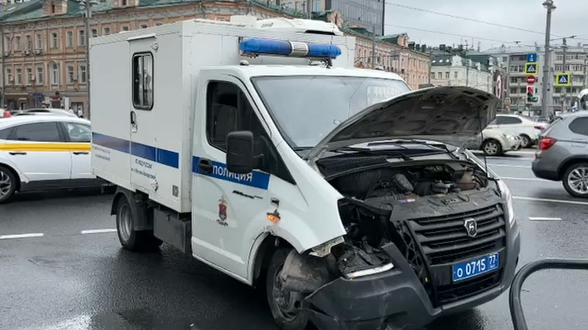 Директор бутик-отеля врезалась в автозак с задержанными