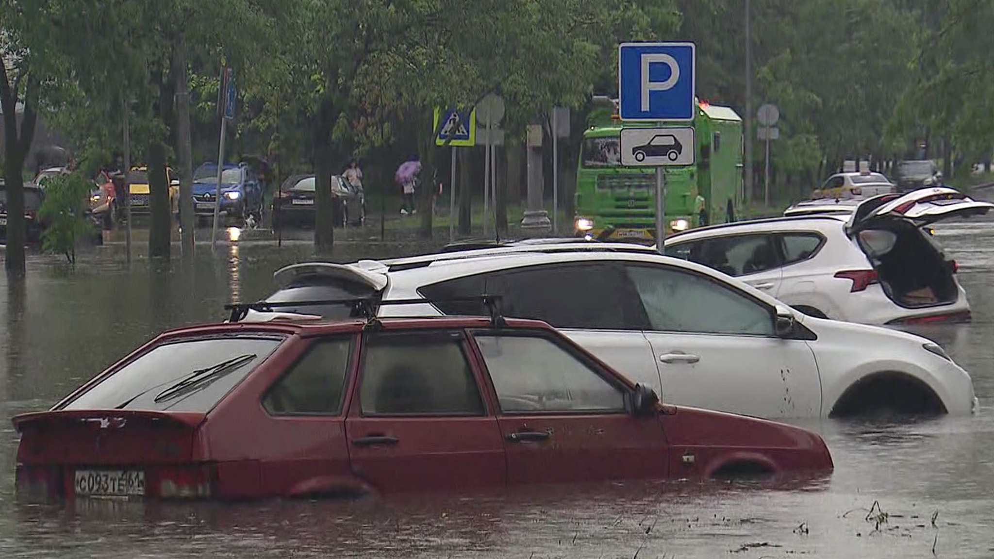 Тропический ливень в Москве не думает прекращаться