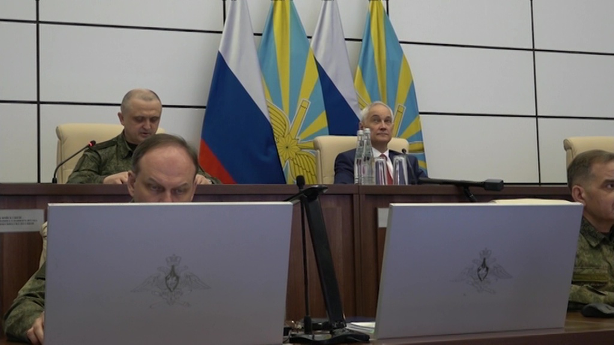 Министр обороны проинспектировал командный пункт ВКС