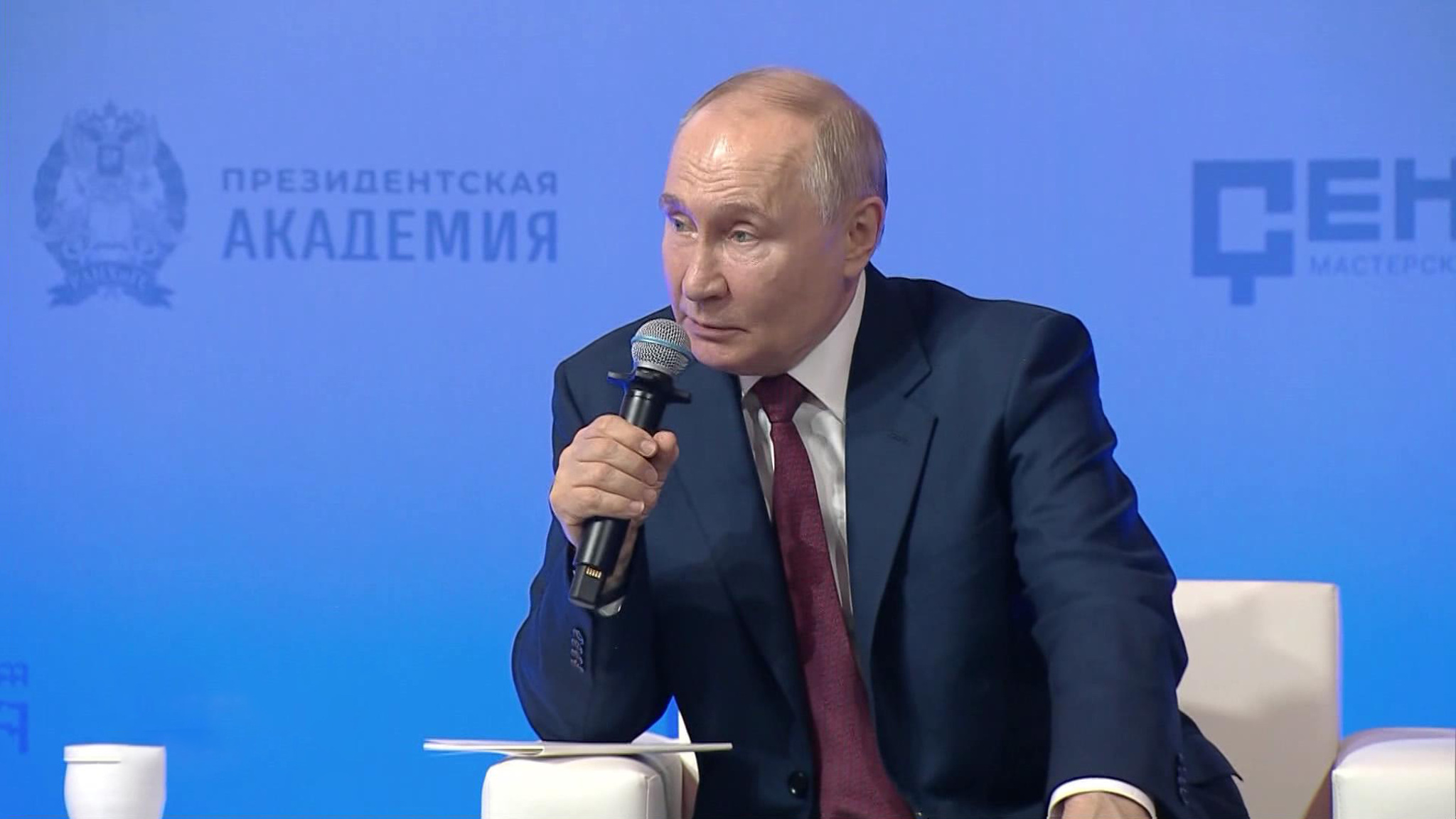Путин попросил участников программы "Время героев" пройти ее до конца