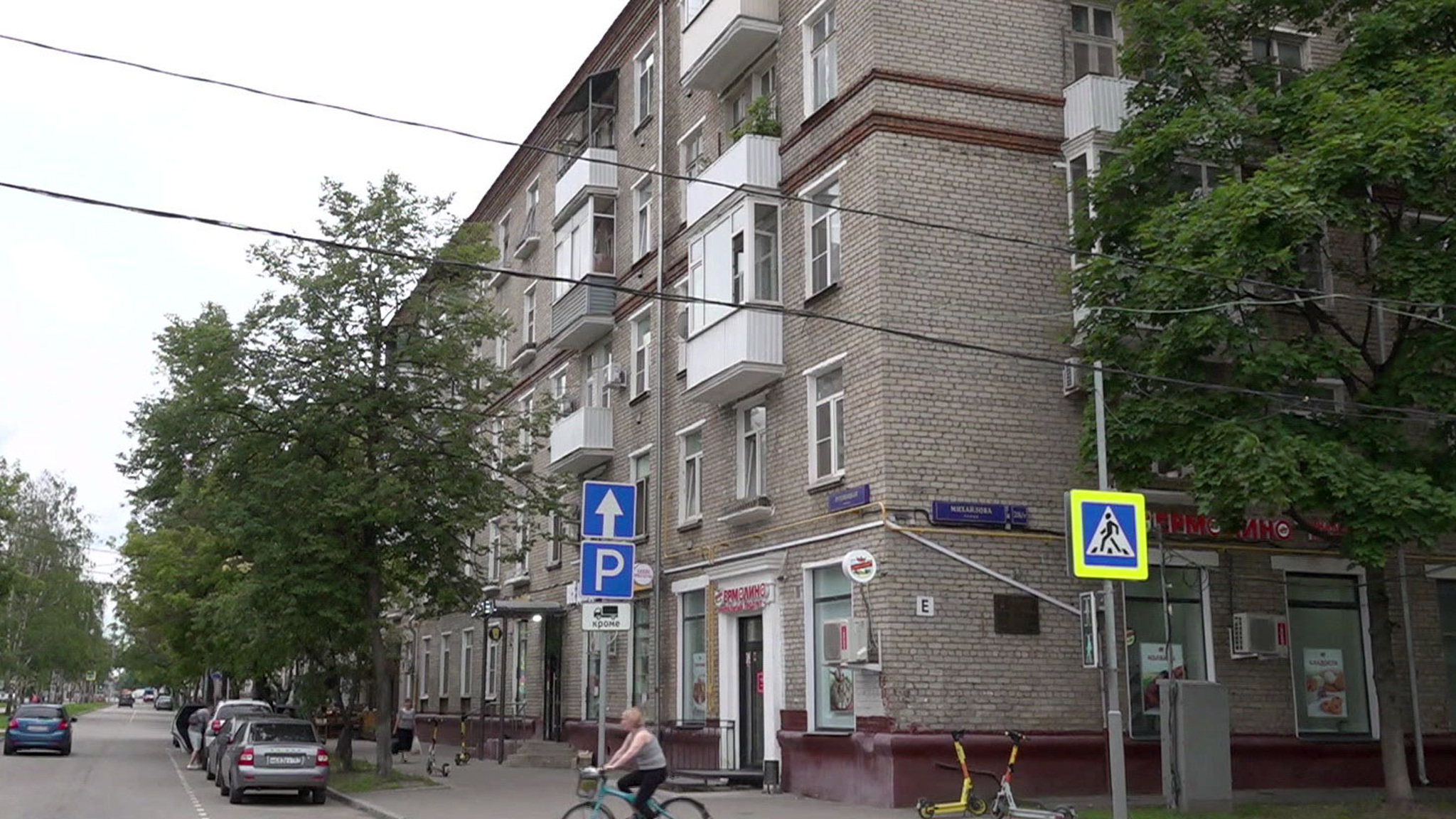 Специалисты напоминают об опасности москитных сеток