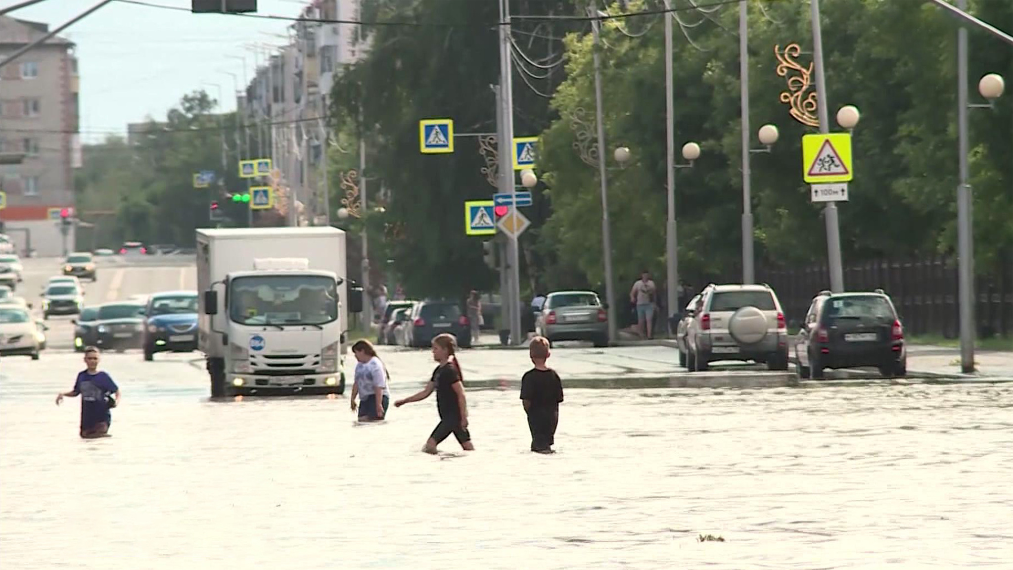 В Кургане ливнем затопило дороги, дворы и первые этажи зданий