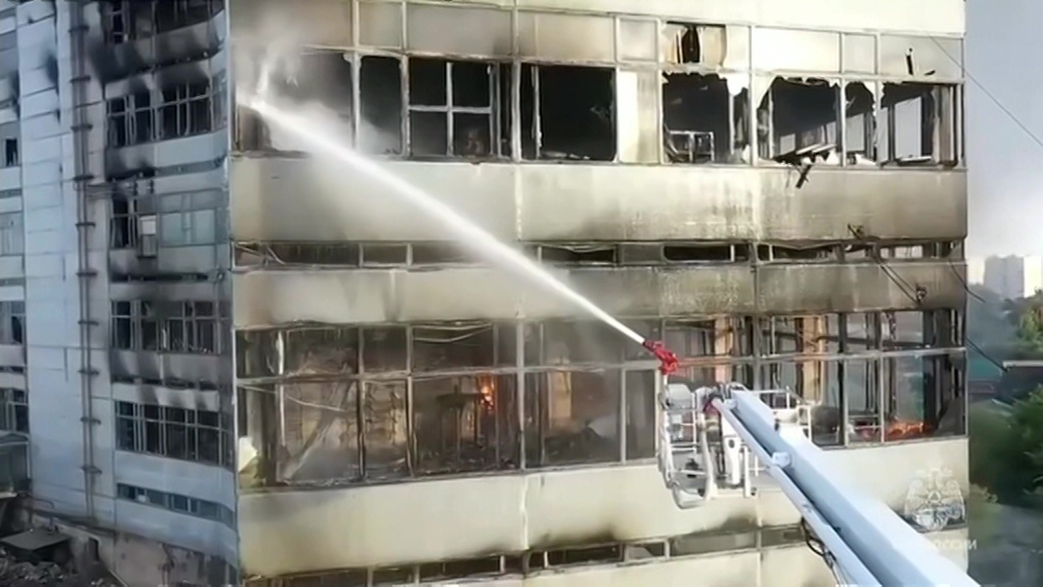 В подмосковном Фрязине пожарные ликвидировали открытое горение в офисном здании