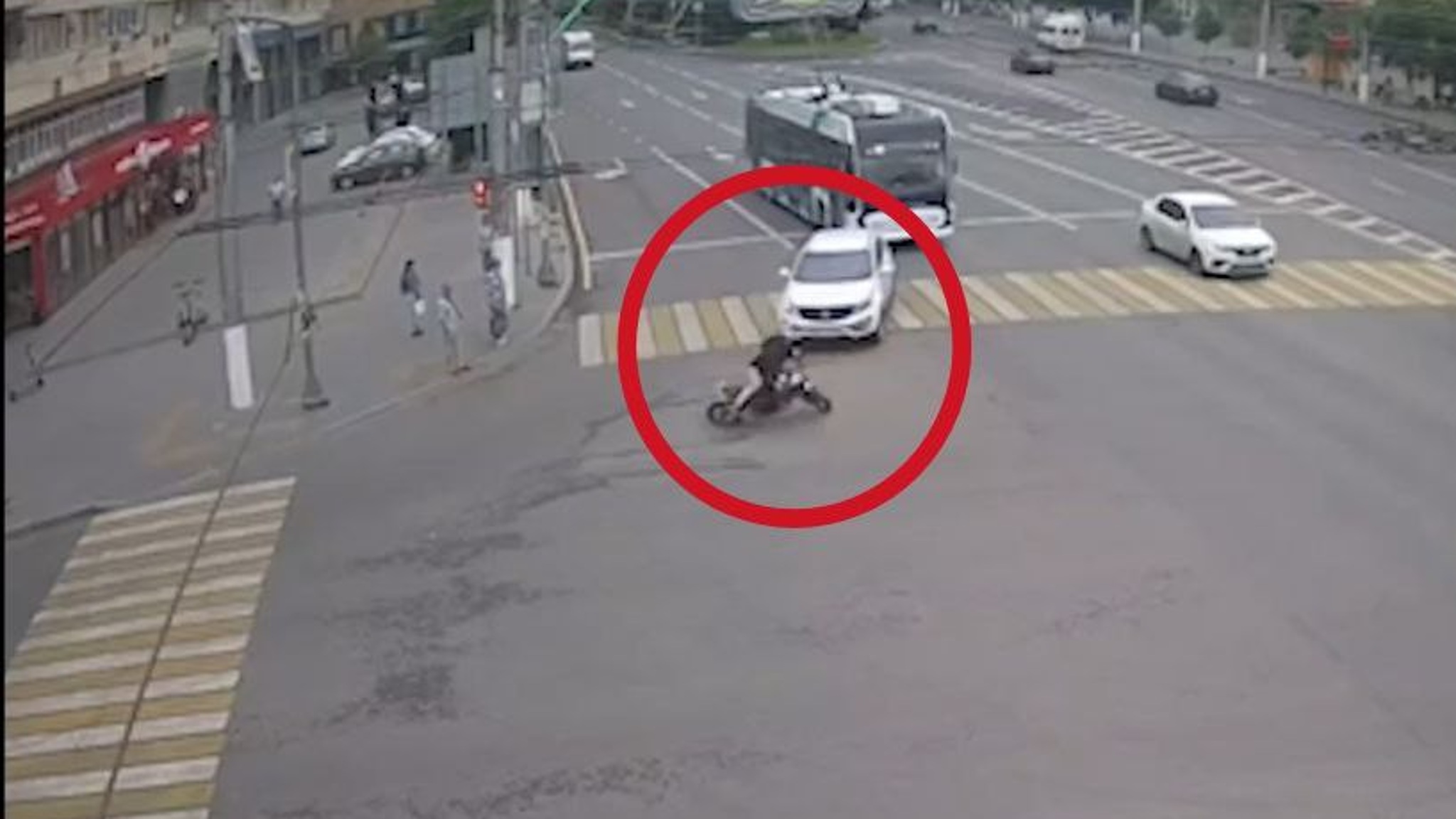 Момент столкновения мотоцикла с иномаркой в Волгограде попал на видео