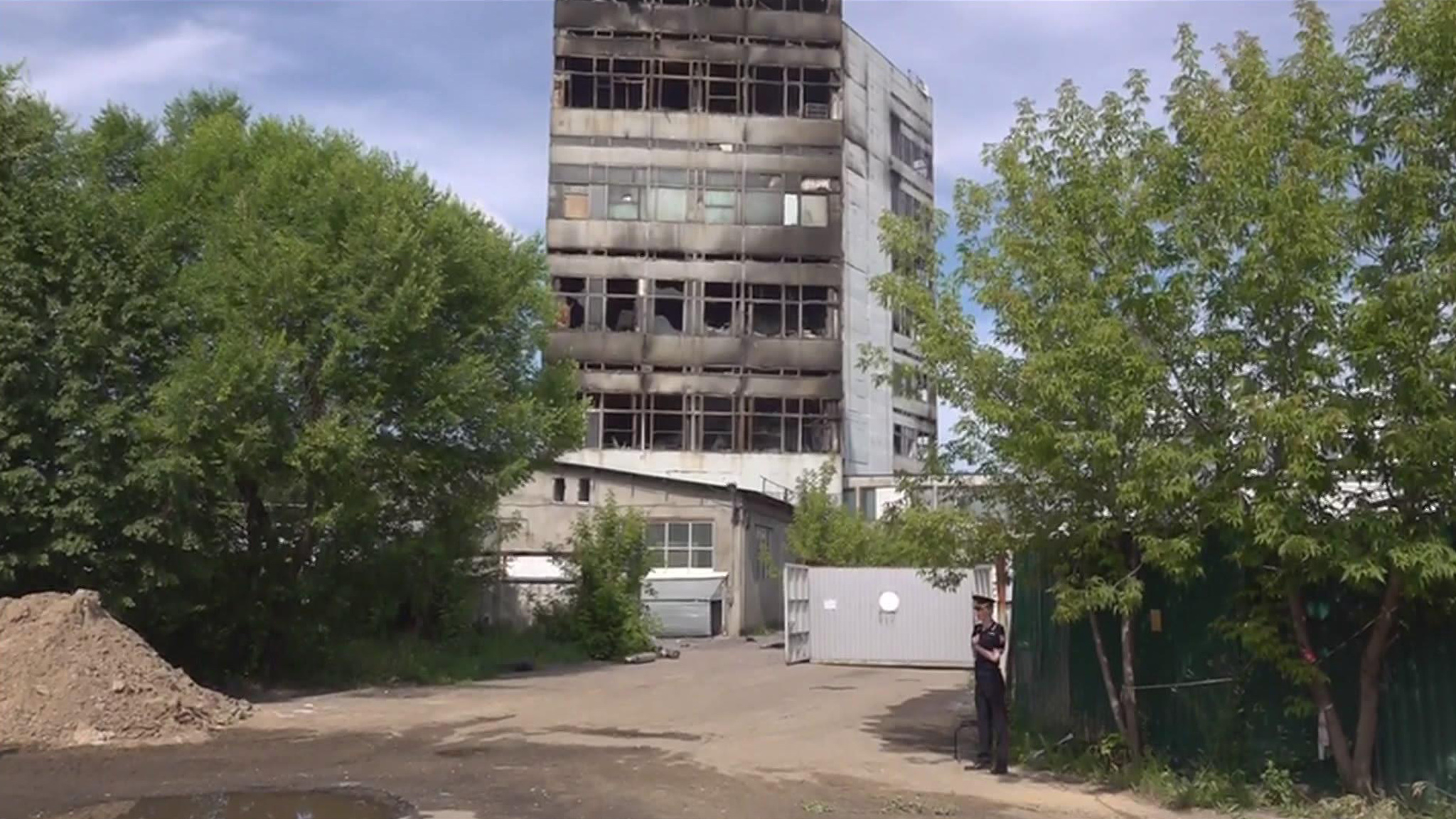 У сгоревшего здания во Фрязине появляются стихийные мемориалы