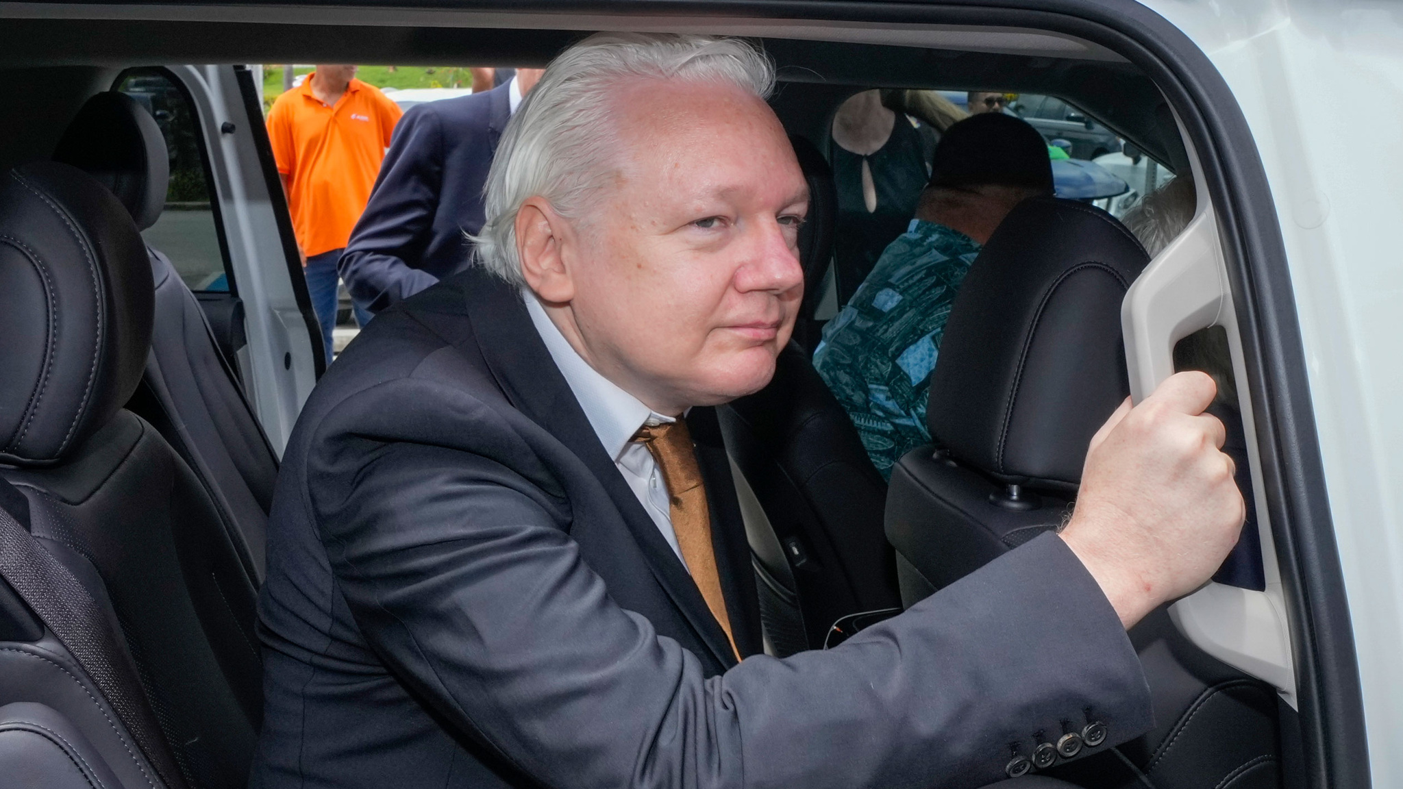 Самолет с Ассанжем в Австралии встретили бурными аплодисментами