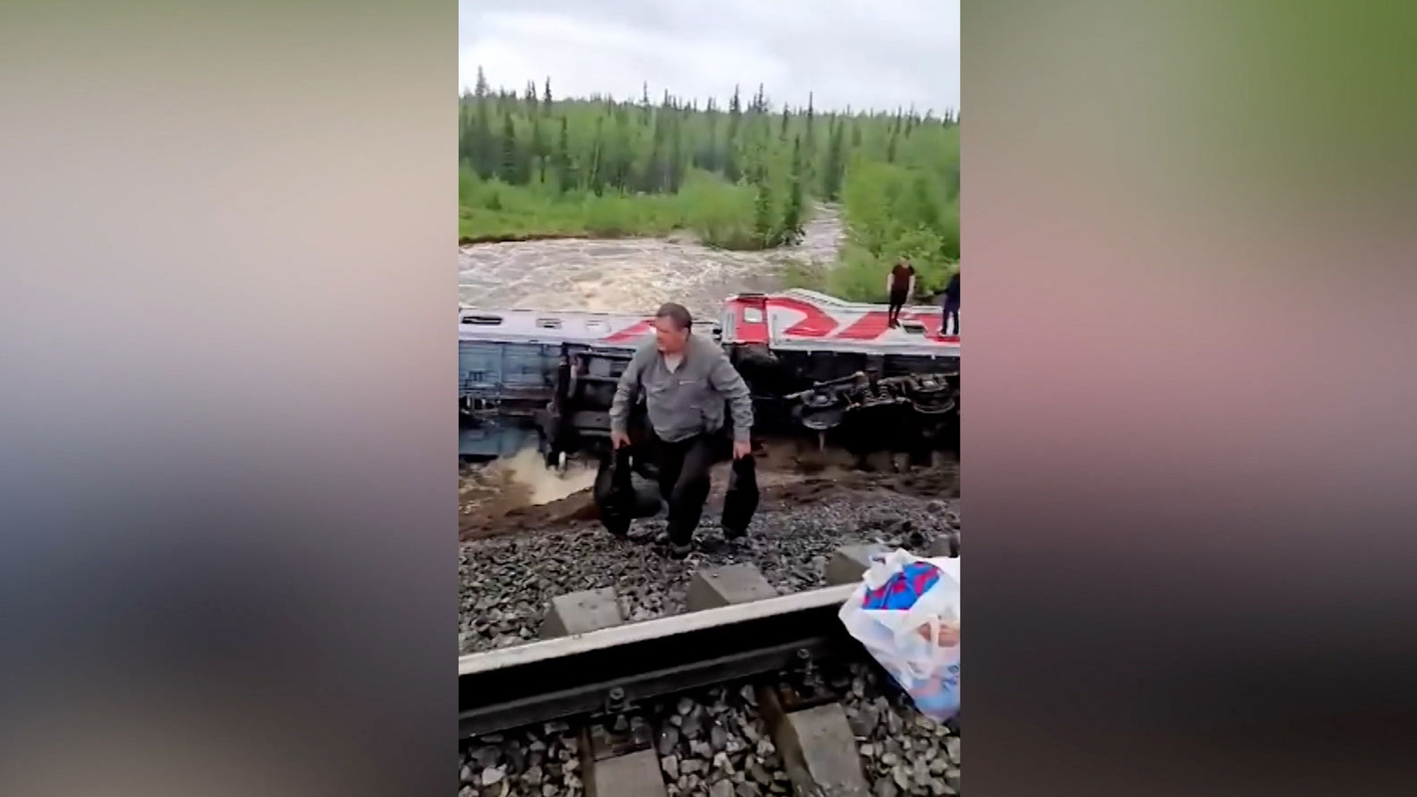 Предварительной причиной схода вагонов поезда в Коми стал подмыв полотна