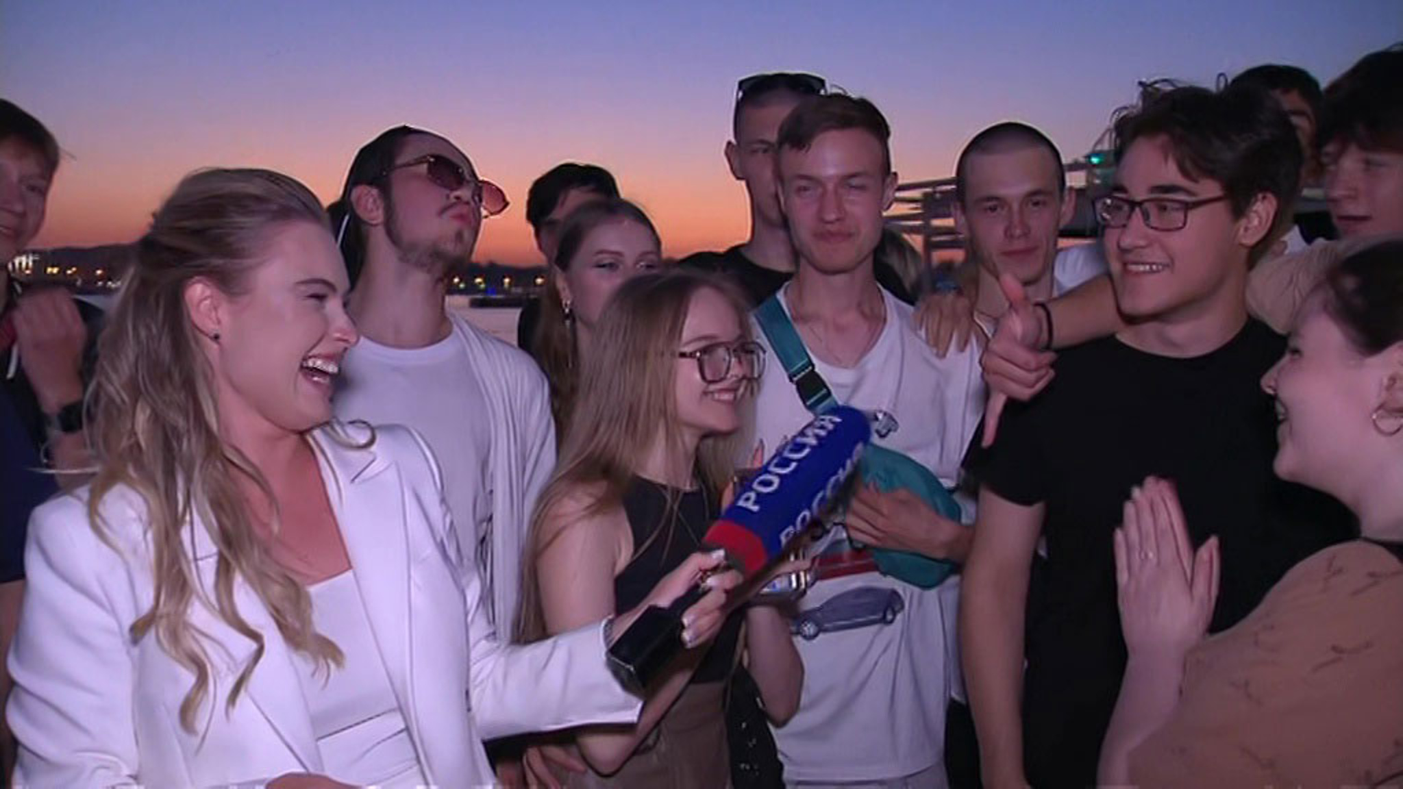 Праздник выпускников "Алые паруса" проходит в Санкт-Петербурге