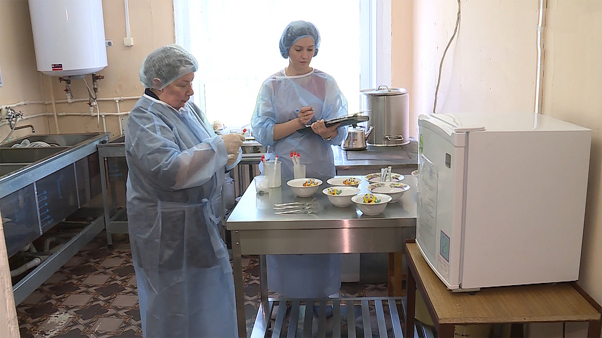 Лаборанты берут пробы на кухнях и пищеблоках социальных учреждений