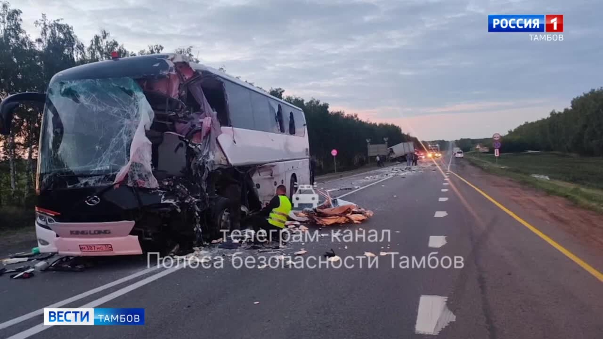 Автобус и фура «лоб в лоб» столкнулись в Знаменском округе