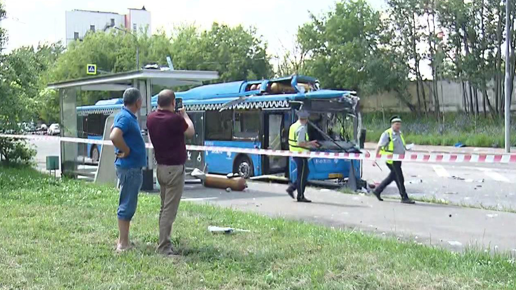 Два человека пострадали после детонации баллона на крыше автобуса