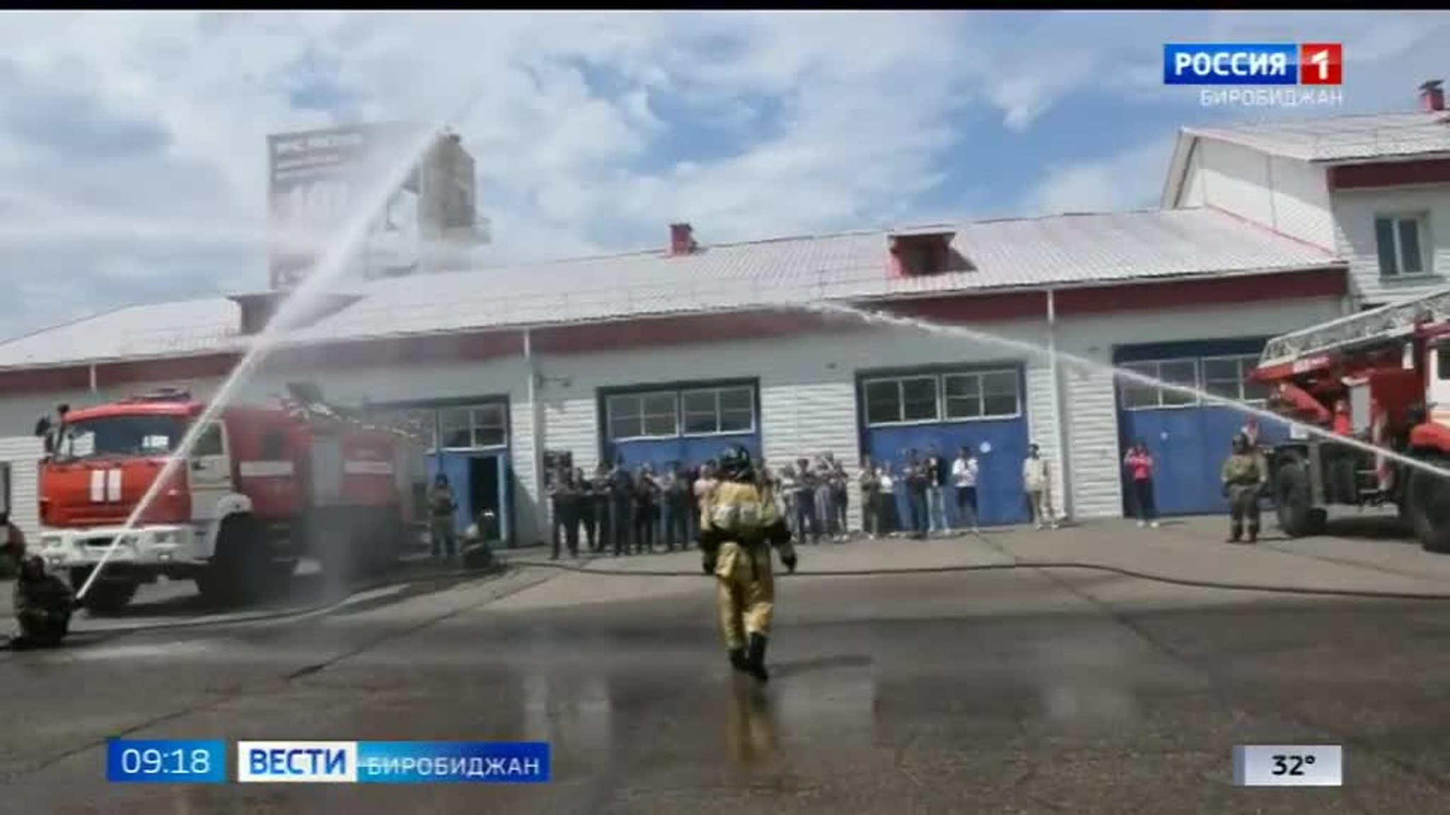 Огнеборца окатили со всех стволов