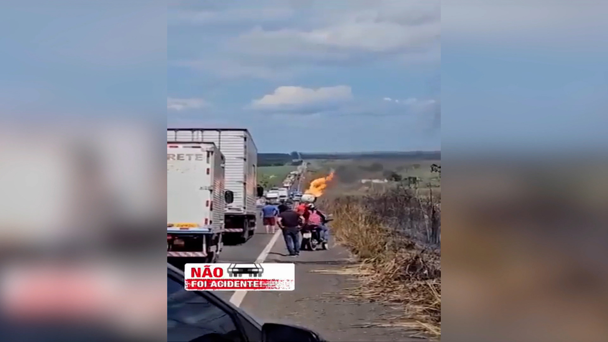 Взрывом загоревшегося бензовоза задело нескольких очевидцев