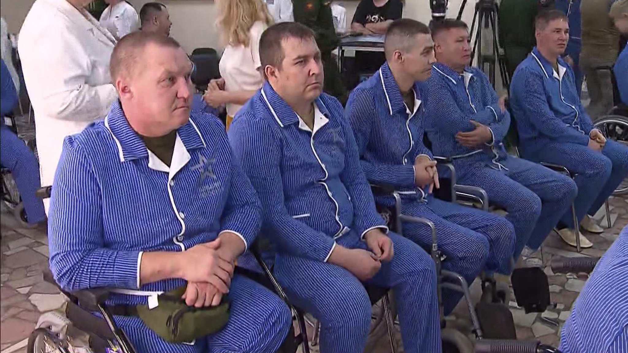 Бойцам, проходящим лечение в госпитале Вишневского, вручили госнаграды