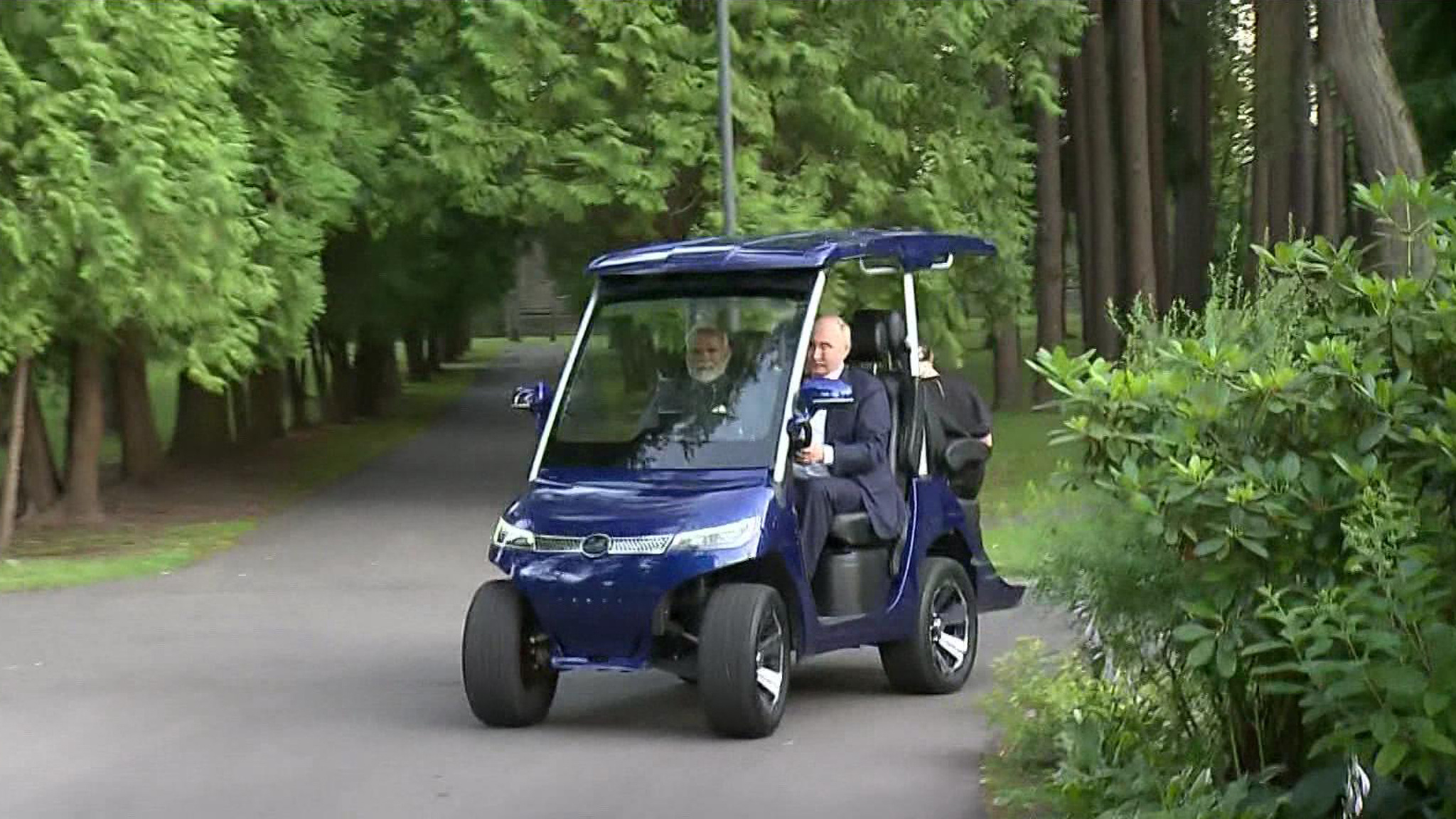 Путин прокатил Моди по резиденции на электрокаре