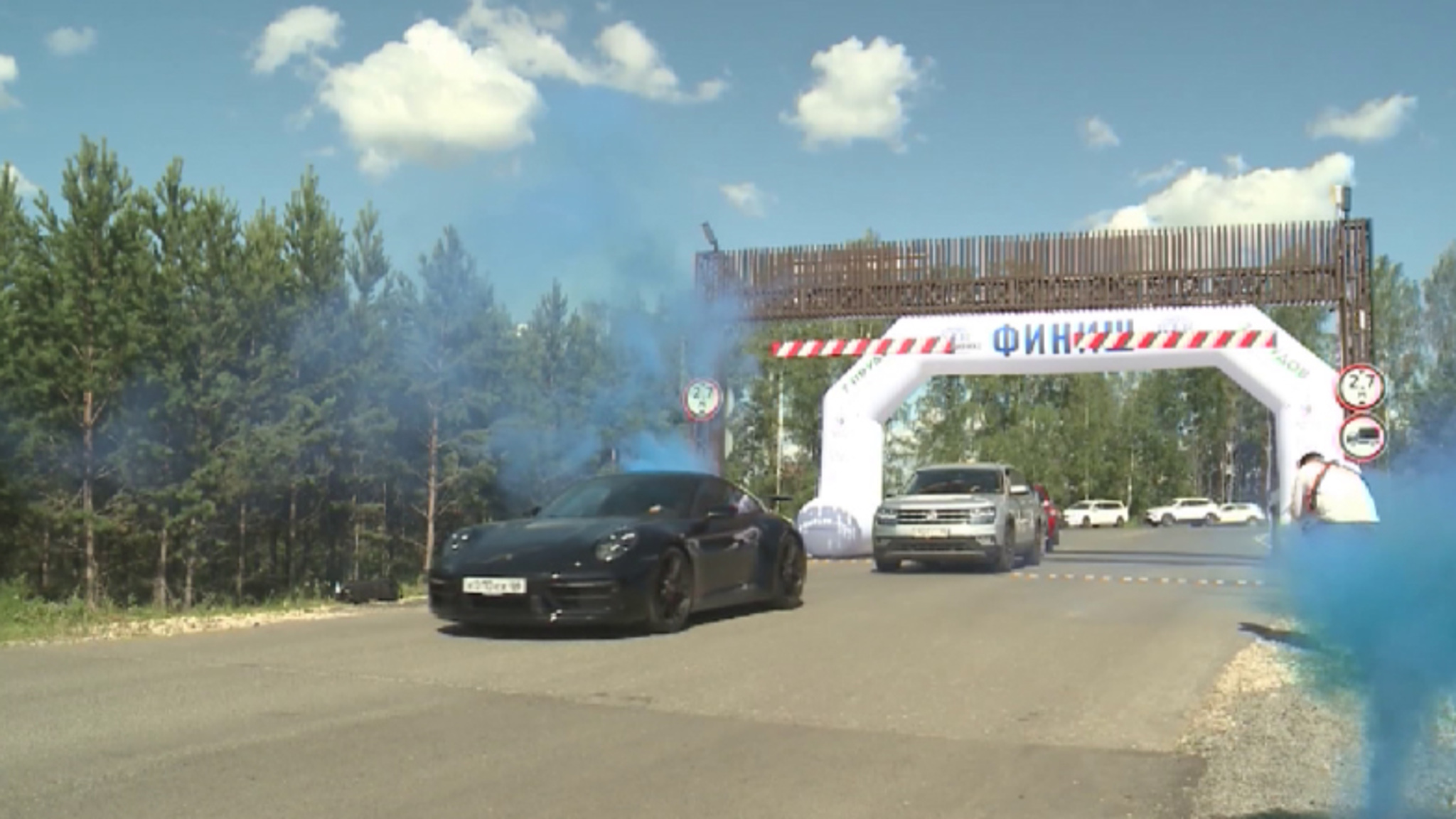 Большая автоколонна из 30 машин прибыла в Екатеринбург из Москвы
