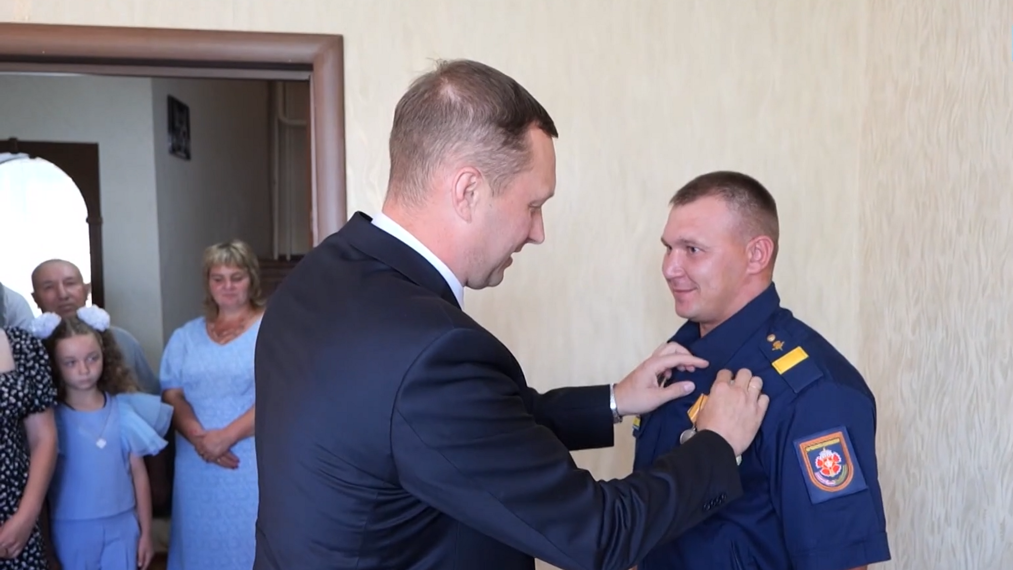 В Калининске Роман Бусаргин вручил заслуженную награду участнику специальной военной операции Дмитрию Ширякину