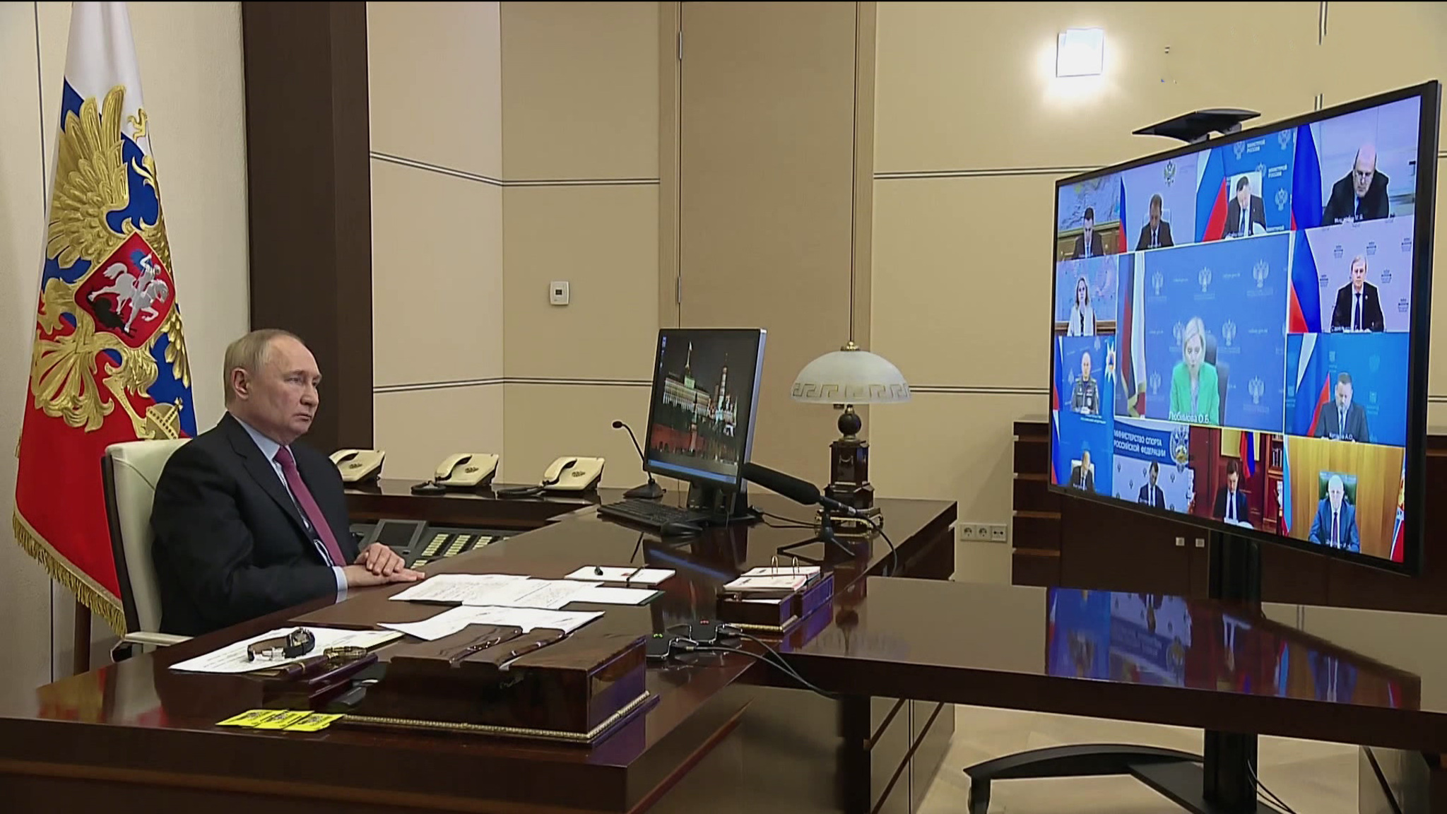 Владимир Путин провел совещание с членами Правительства