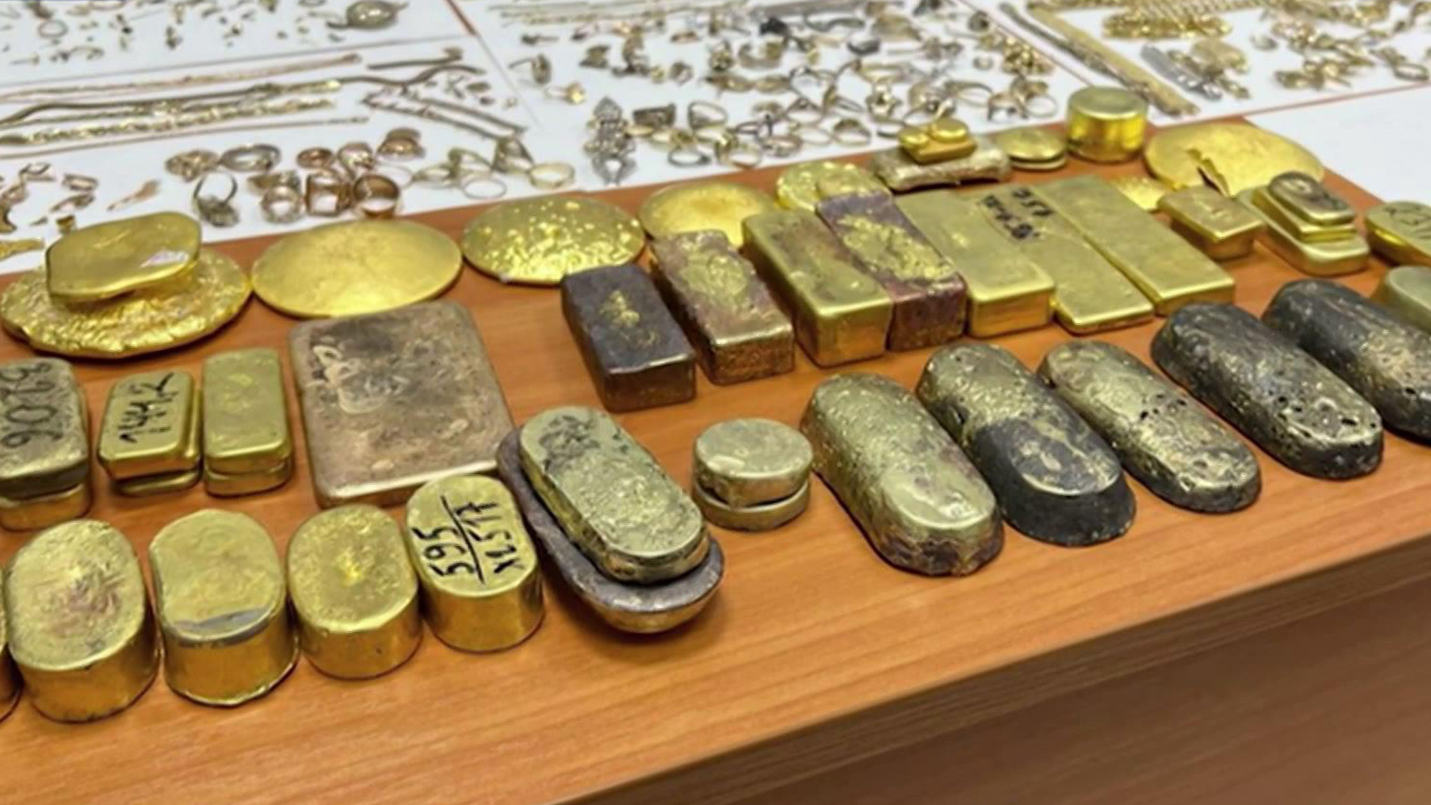 Контрабандист в корсете пытался вывезти из России 28 кг золота