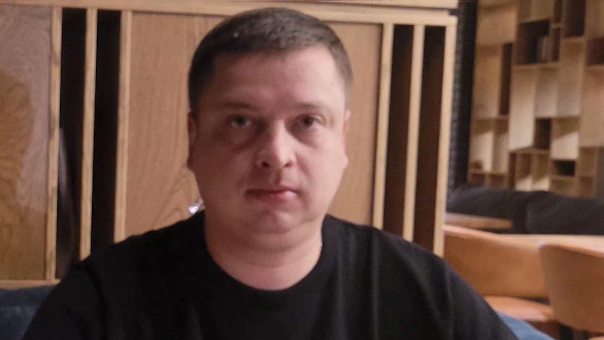 Пристав пытался посадить подчиненного в машину, но отправил его под колеса