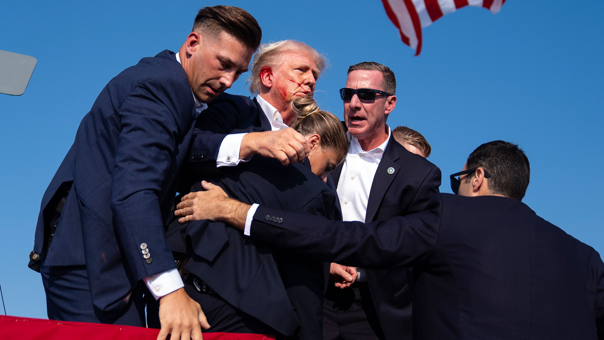 Покушение в прямом эфире: Дональда Трампа ранили во время митинга