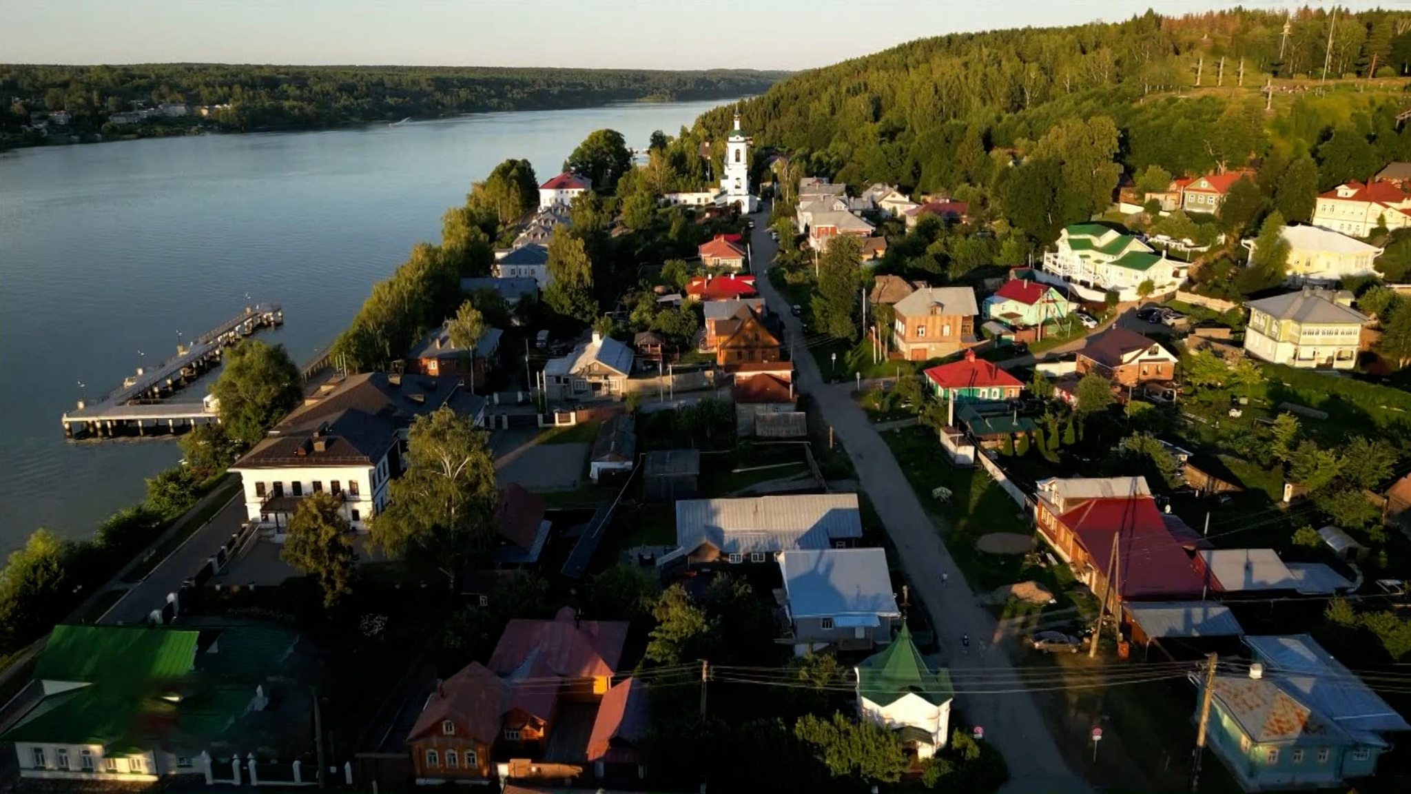 Праздник в Плесе: как выглядит волжская культурная аномалия