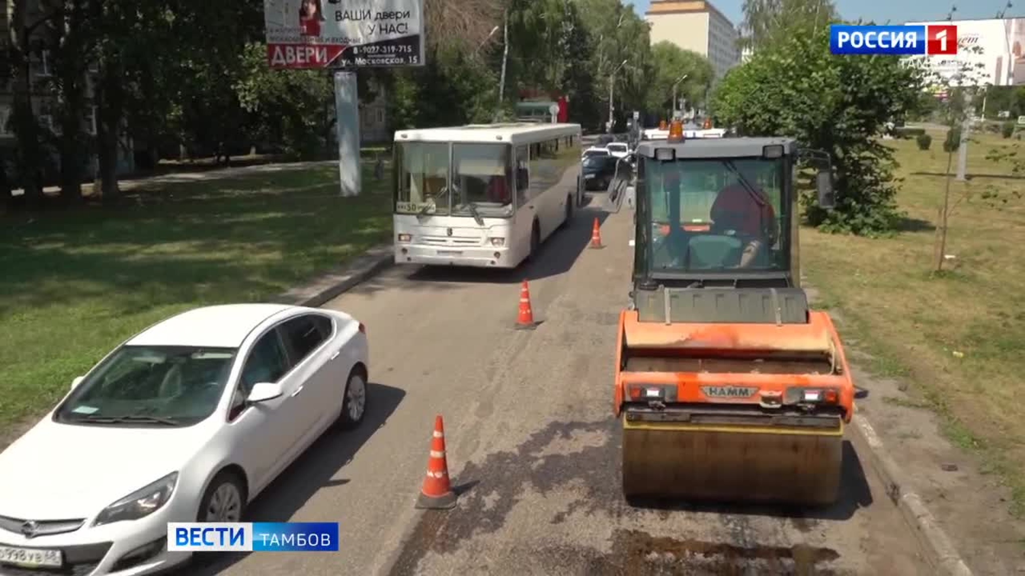 Дорожные рабочие продолжают работы на улице Рылеева
