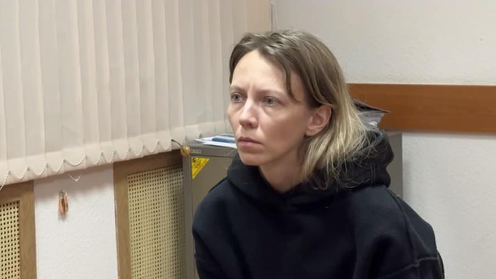 Убийца сына надела для суда толстовку с надписью "мне надоела эта чертова чушь"