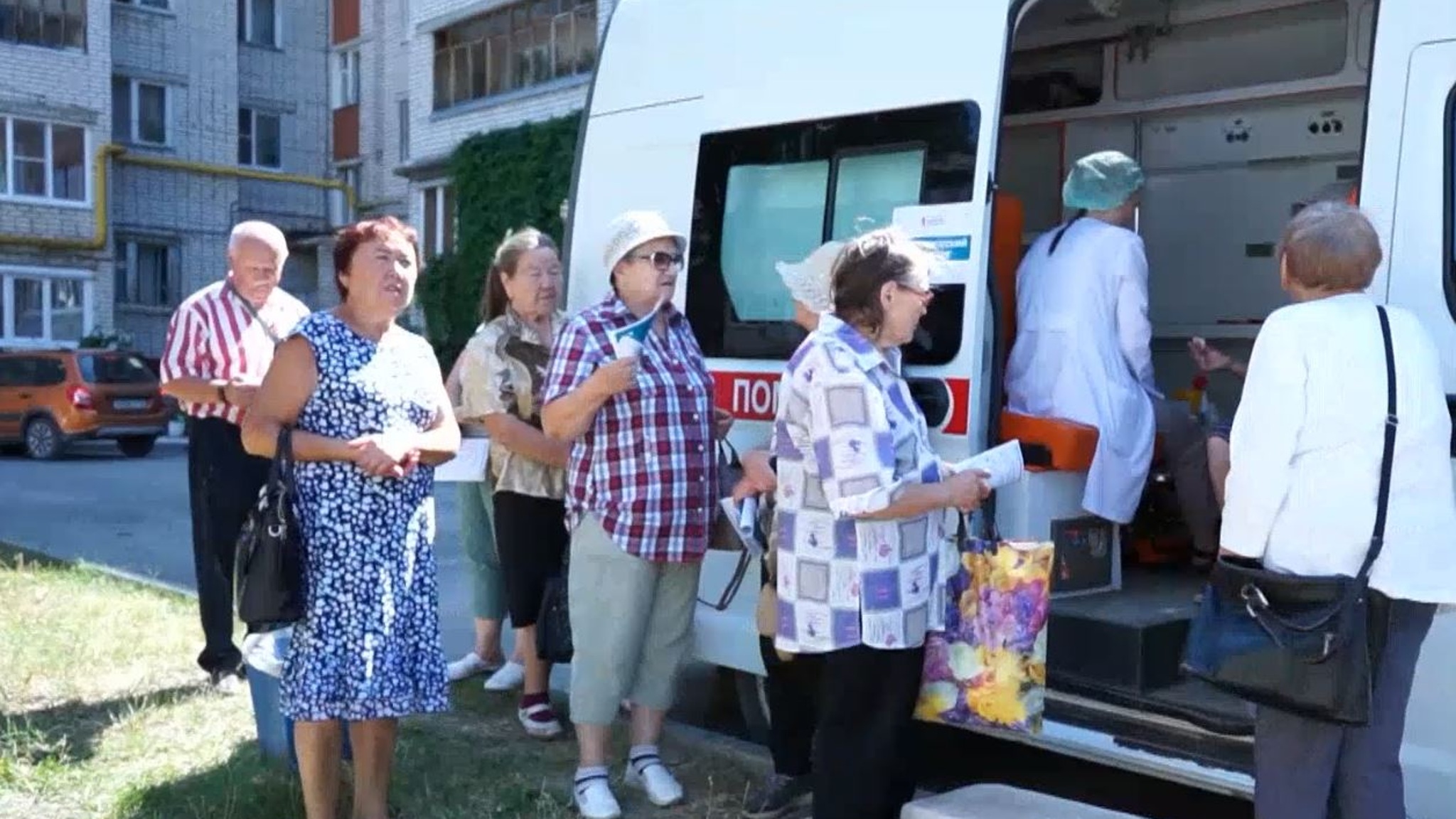 Медики поликлиники № 2 приняли йошкаролинцев в выездном пункте здоровья
