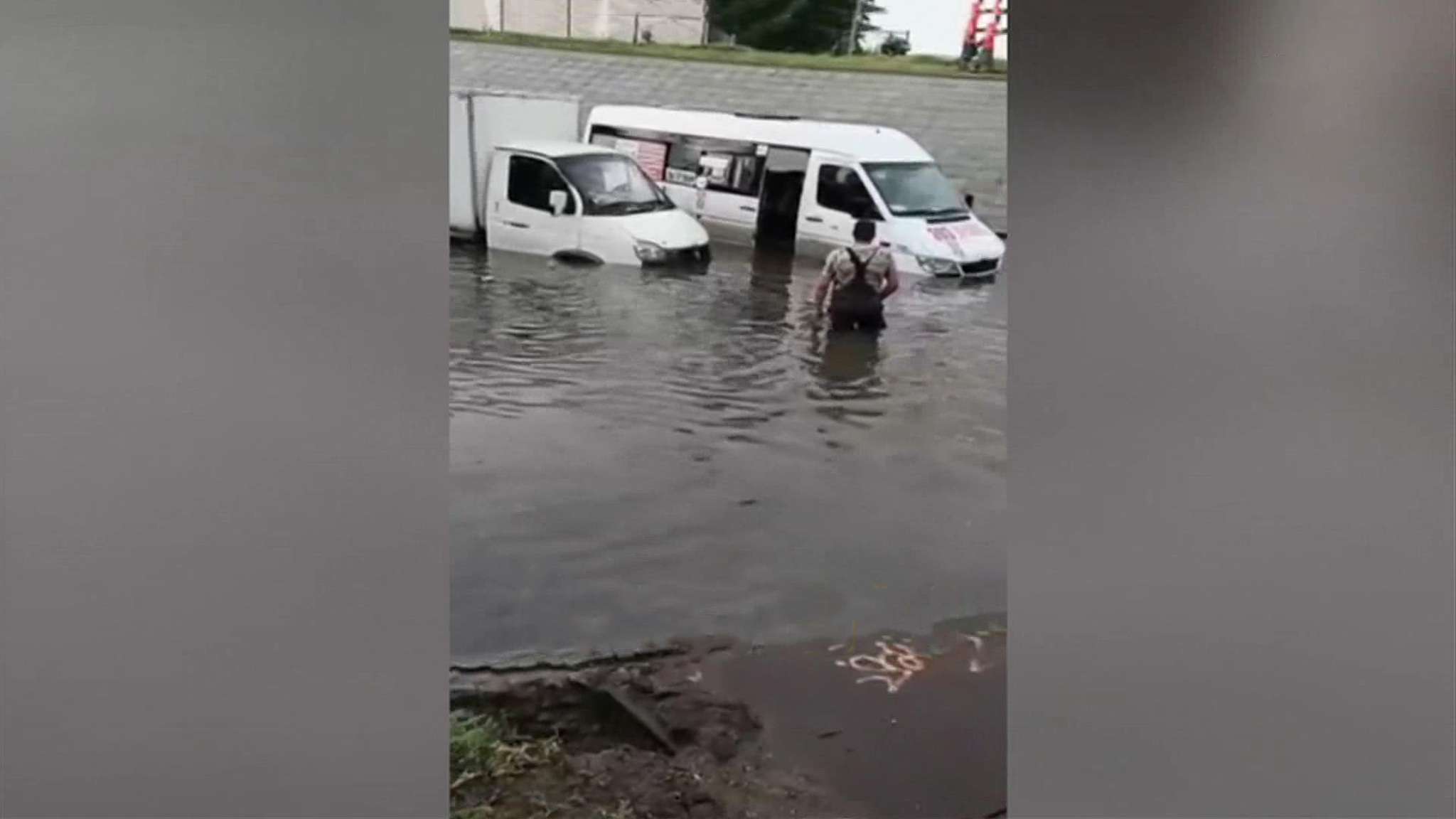 Мощный ливень затопил Омск