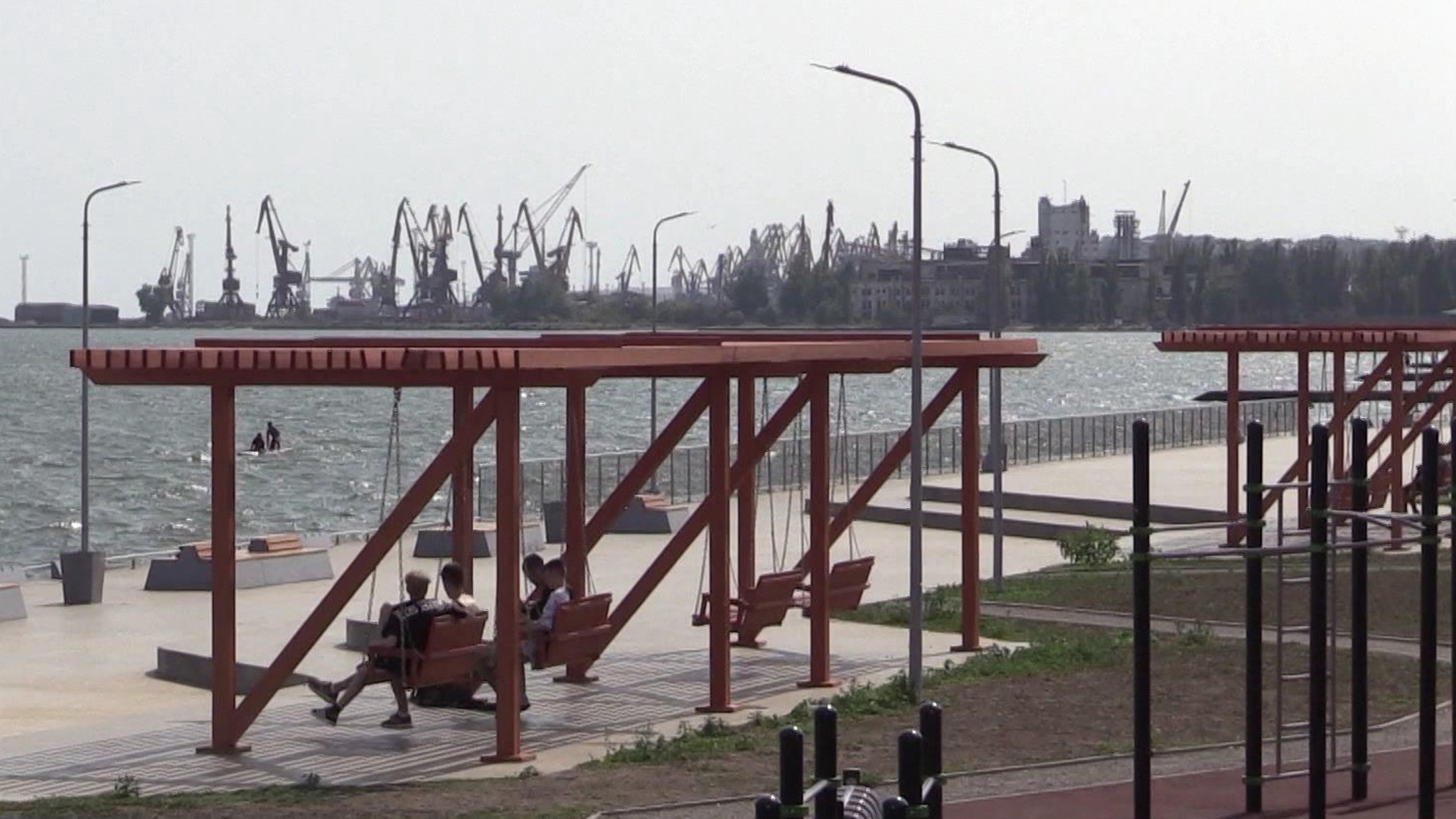 Губернатор Петербурга посмотрел, как восстанавливают город-побратим Мариуполь