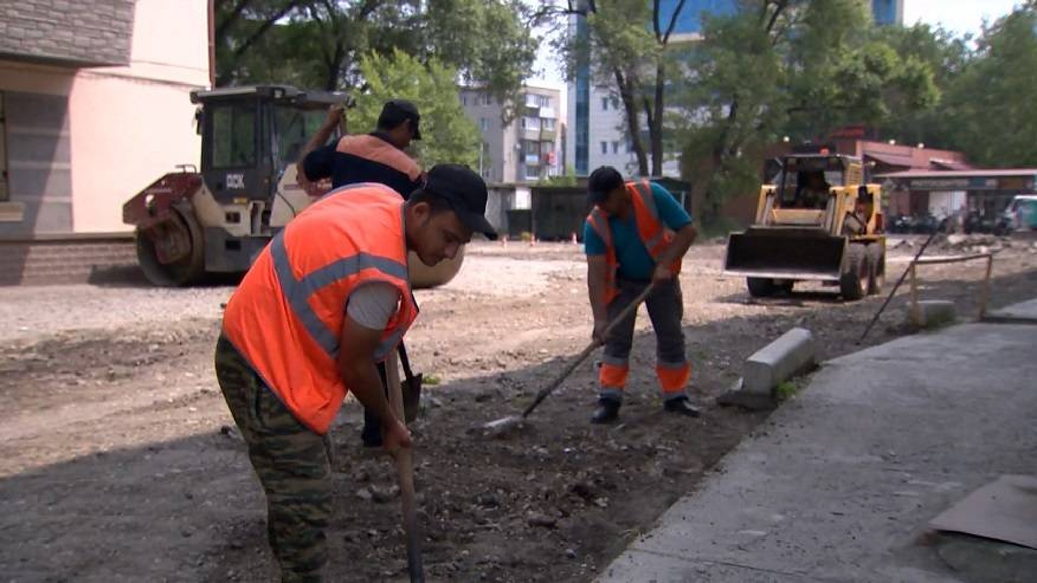 Автодороги и межквартальные проезды "одевают" в новый асфальт в Уссурийске