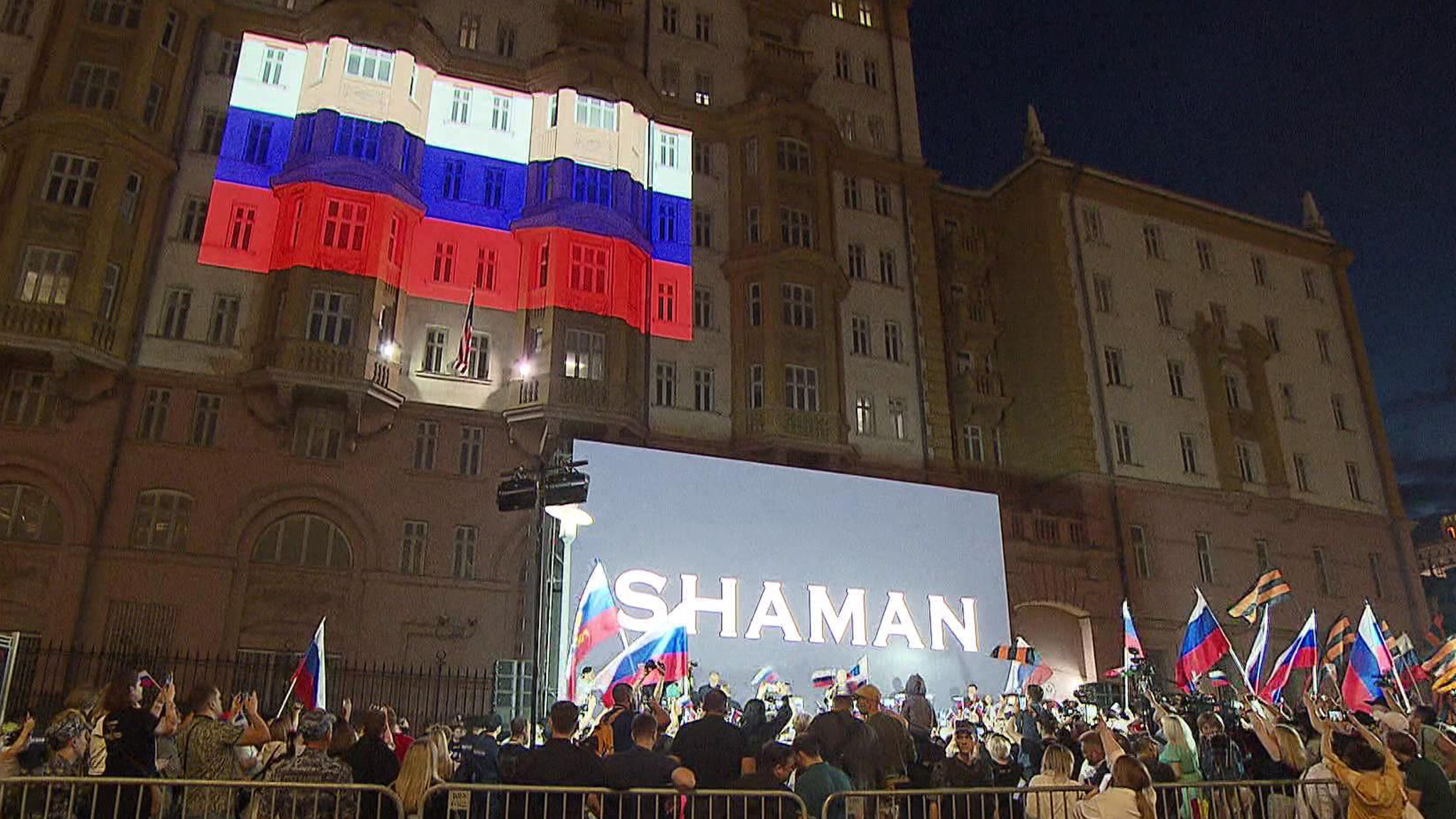 На митинге-концерте SHAMAN говорили о победе, которая ждет Россию