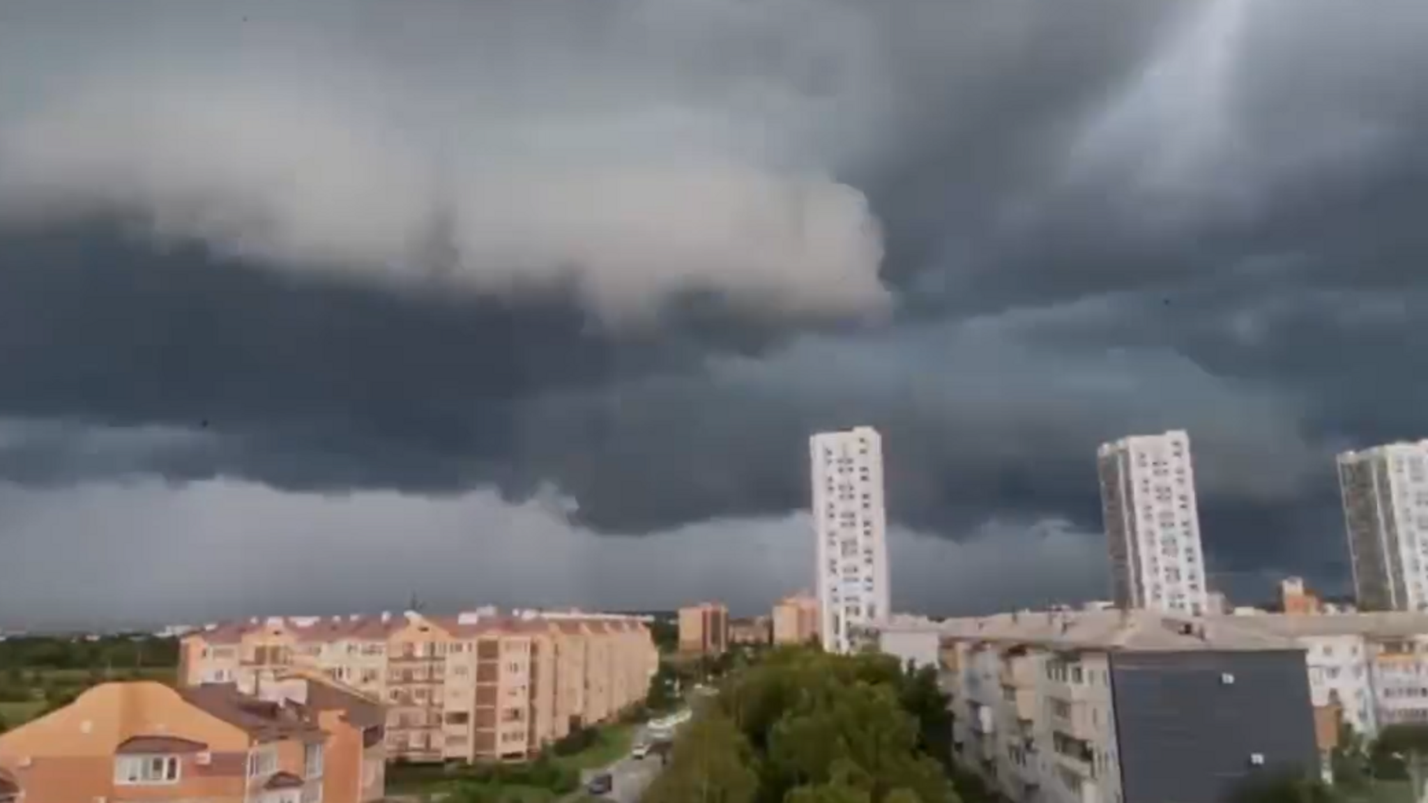 Сорванные крыши и поваленные деревья: стихия обрушилась на Уссурийск