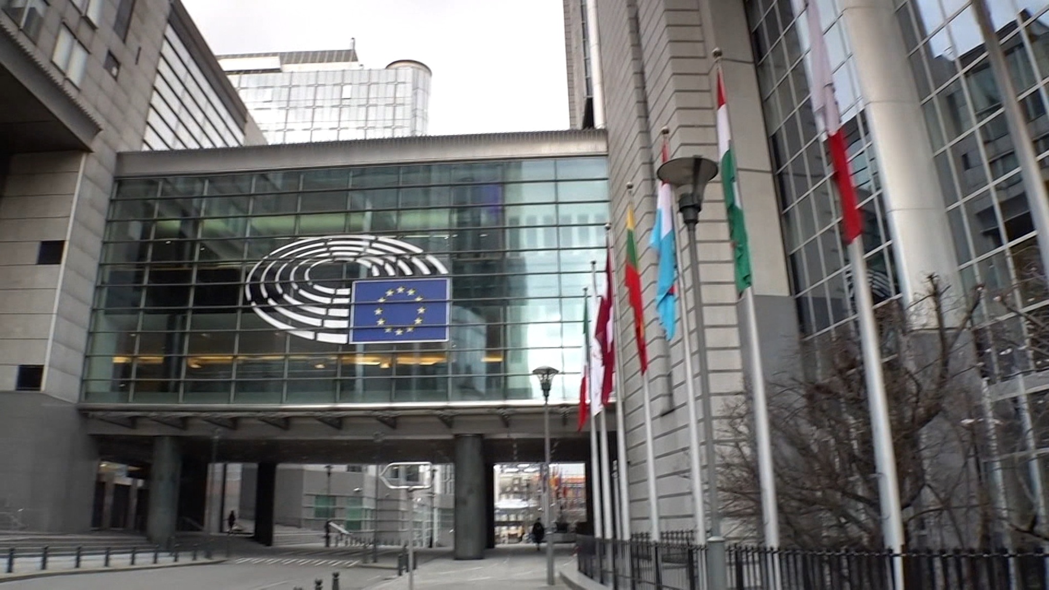 Европейские СМИ обвиняют Макрона в предательстве Мерца