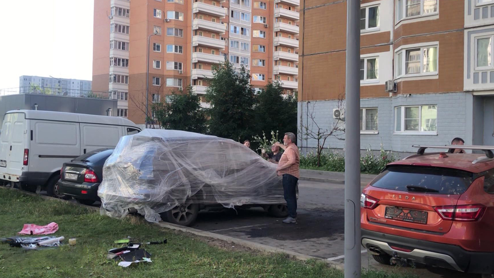 Водитель взорванного внедорожника все еще в тяжелом состоянии