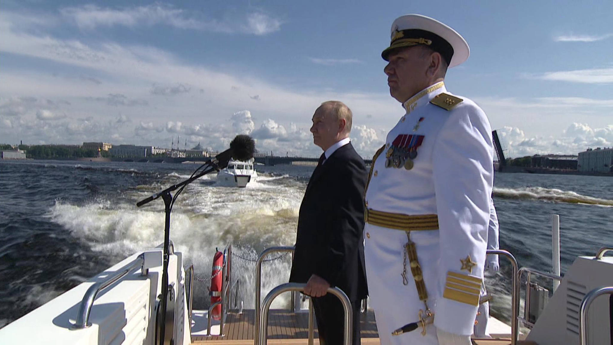 Владимир Путин приветствовал моряков на рейде в акватории Невы