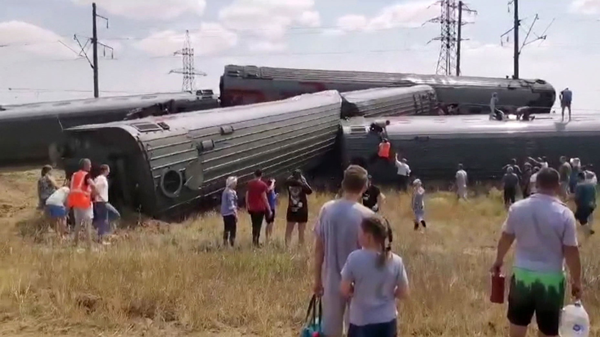 При крушении поезда в Волгоградской области пострадали почти 140 человек