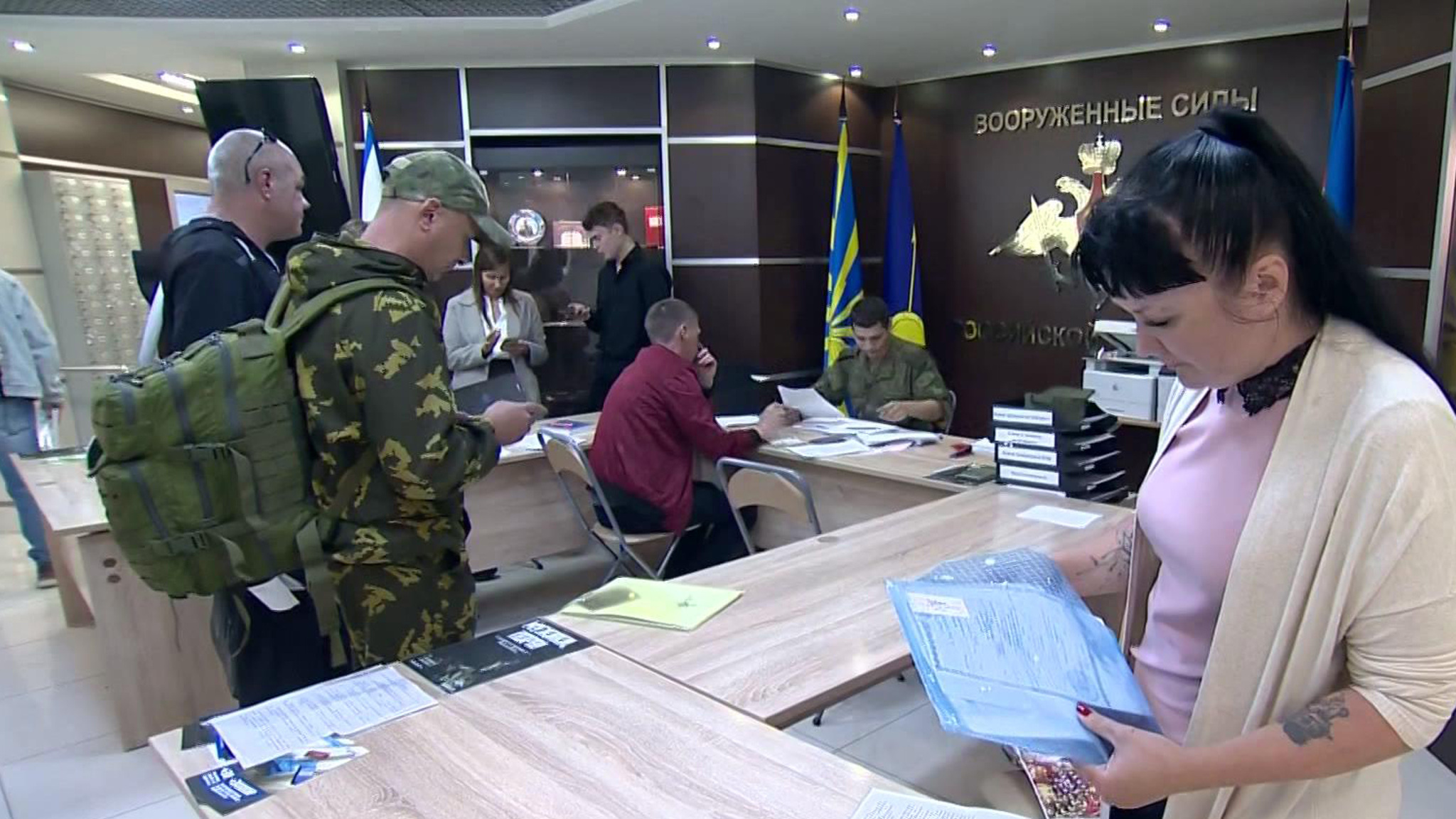 В московском пункте отбора для службы по контракту, как всегда, ажиотаж