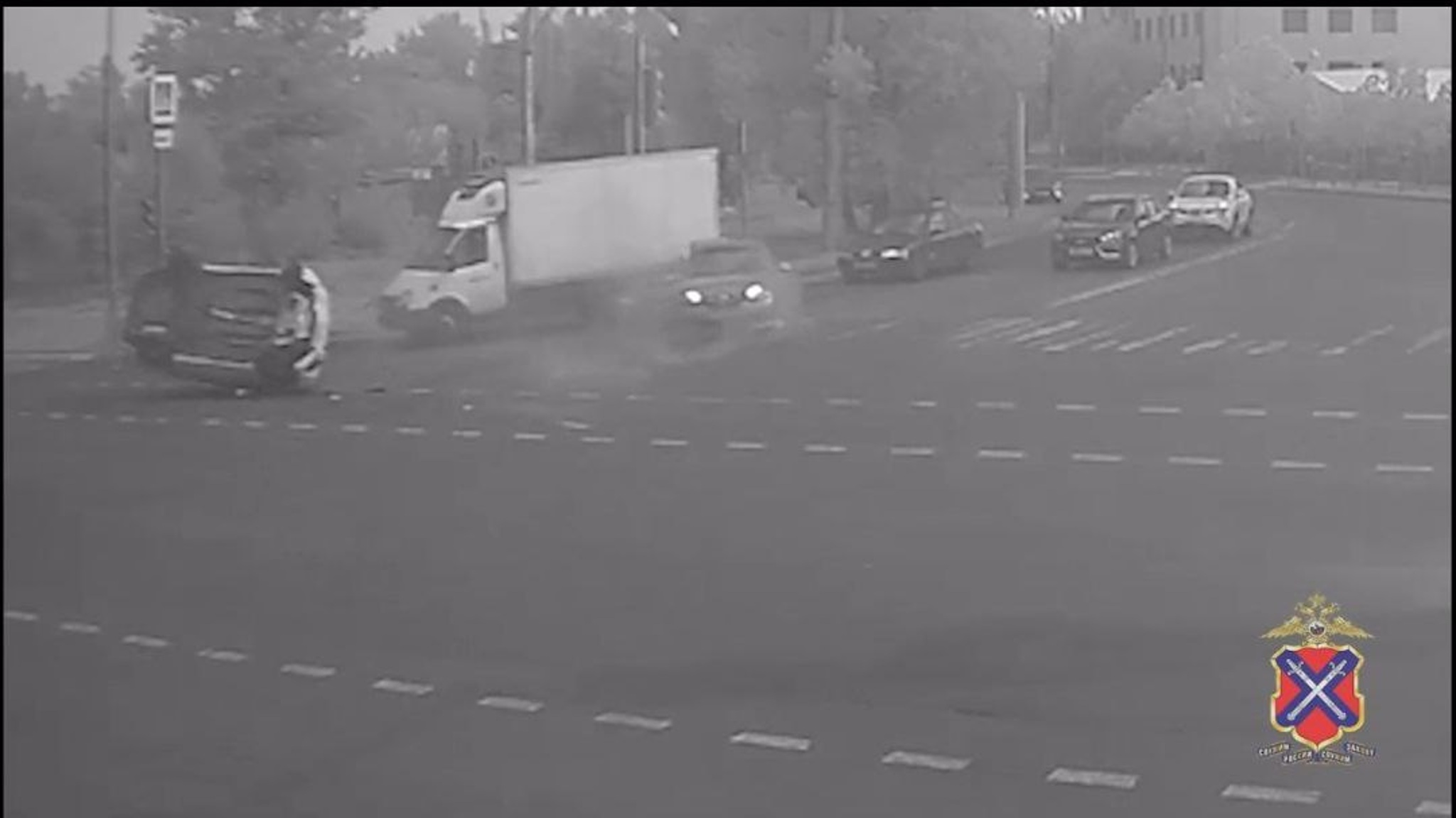 Видеокамеры сняли момент ДТП с двумя пострадавшими в Волгограде
