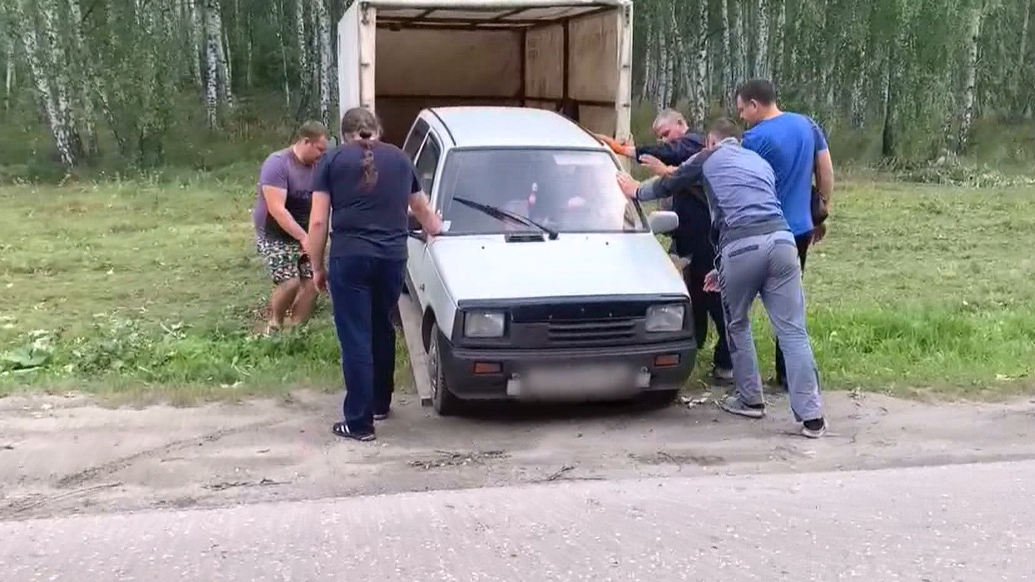 Волонтеры Челябинской области передали в зону СВО беспилотники и автомобиль