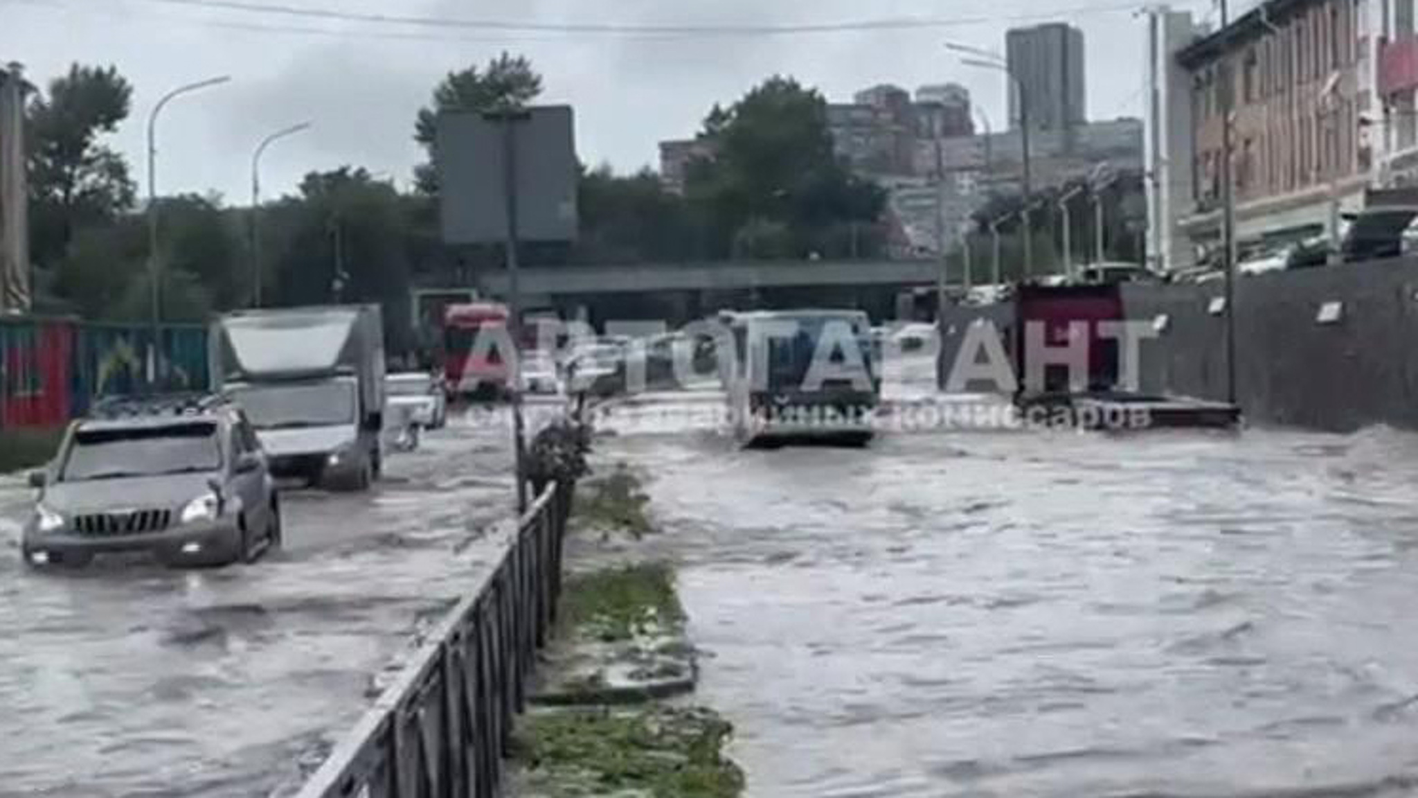 Владивосток ушел под воду после мощного ливня